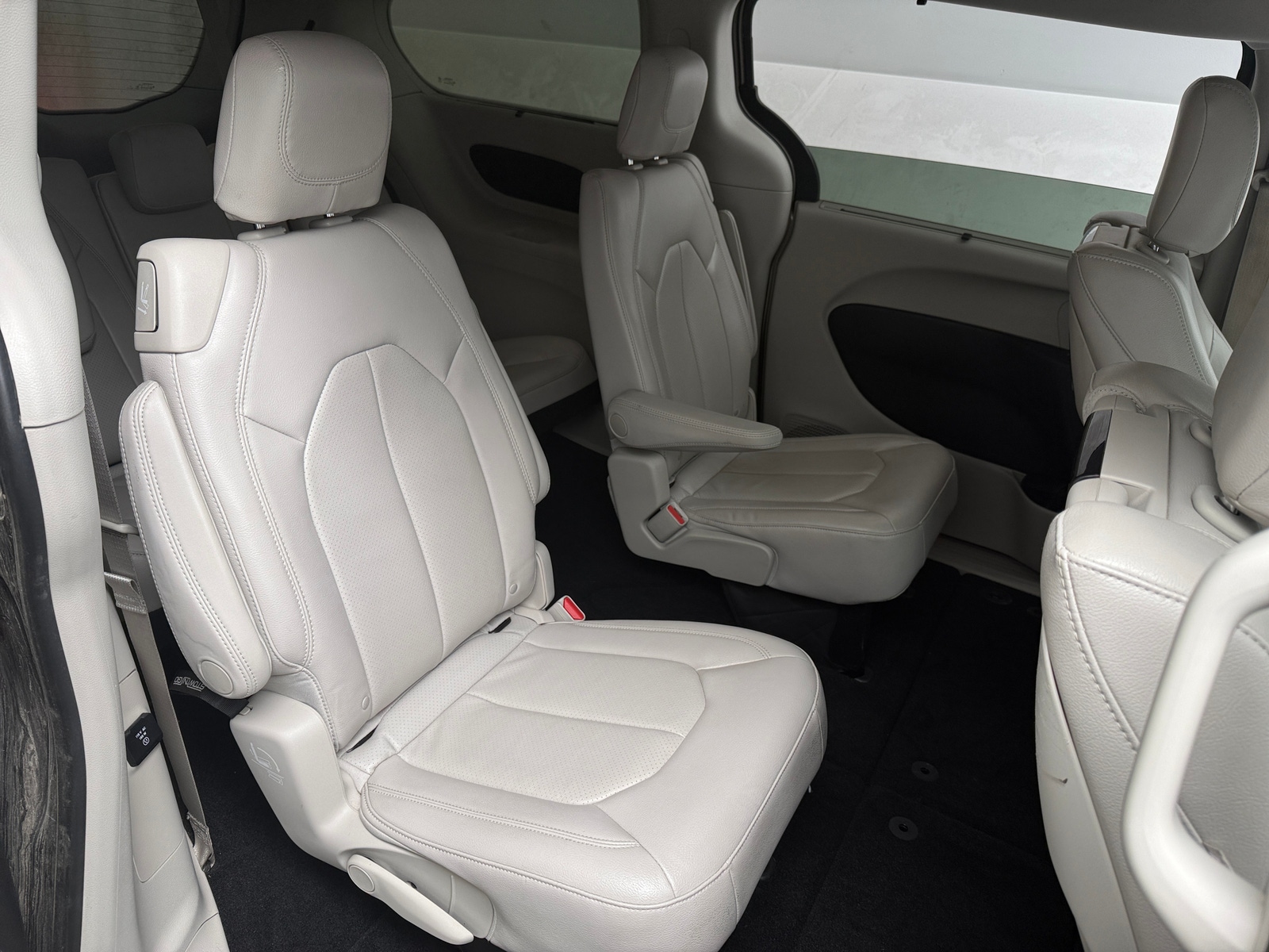 Thumbnail: 2018 Chrysler Pacifica - 5