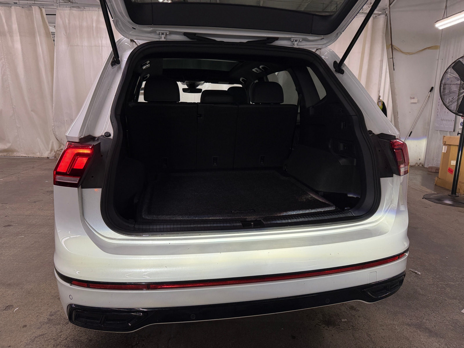 Thumbnail: 2023 Volkswagen Tiguan - 7