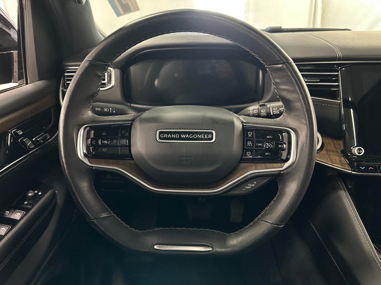 Thumbnail: 2024 Jeep Grand Wagoneer L - 4