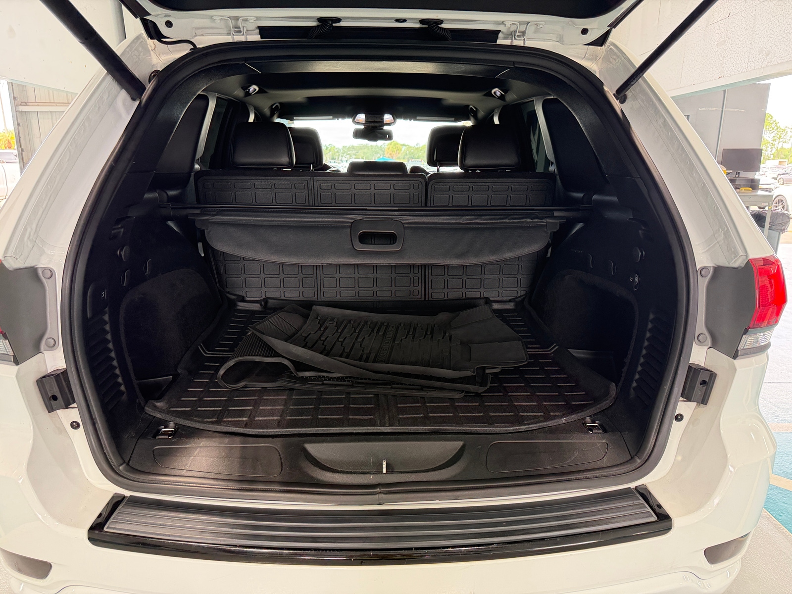 Thumbnail: 2015 Jeep Grand Cherokee - 6