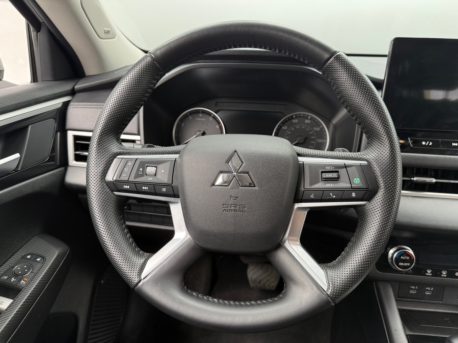 Thumbnail: 2025 Mitsubishi Outlander - 4