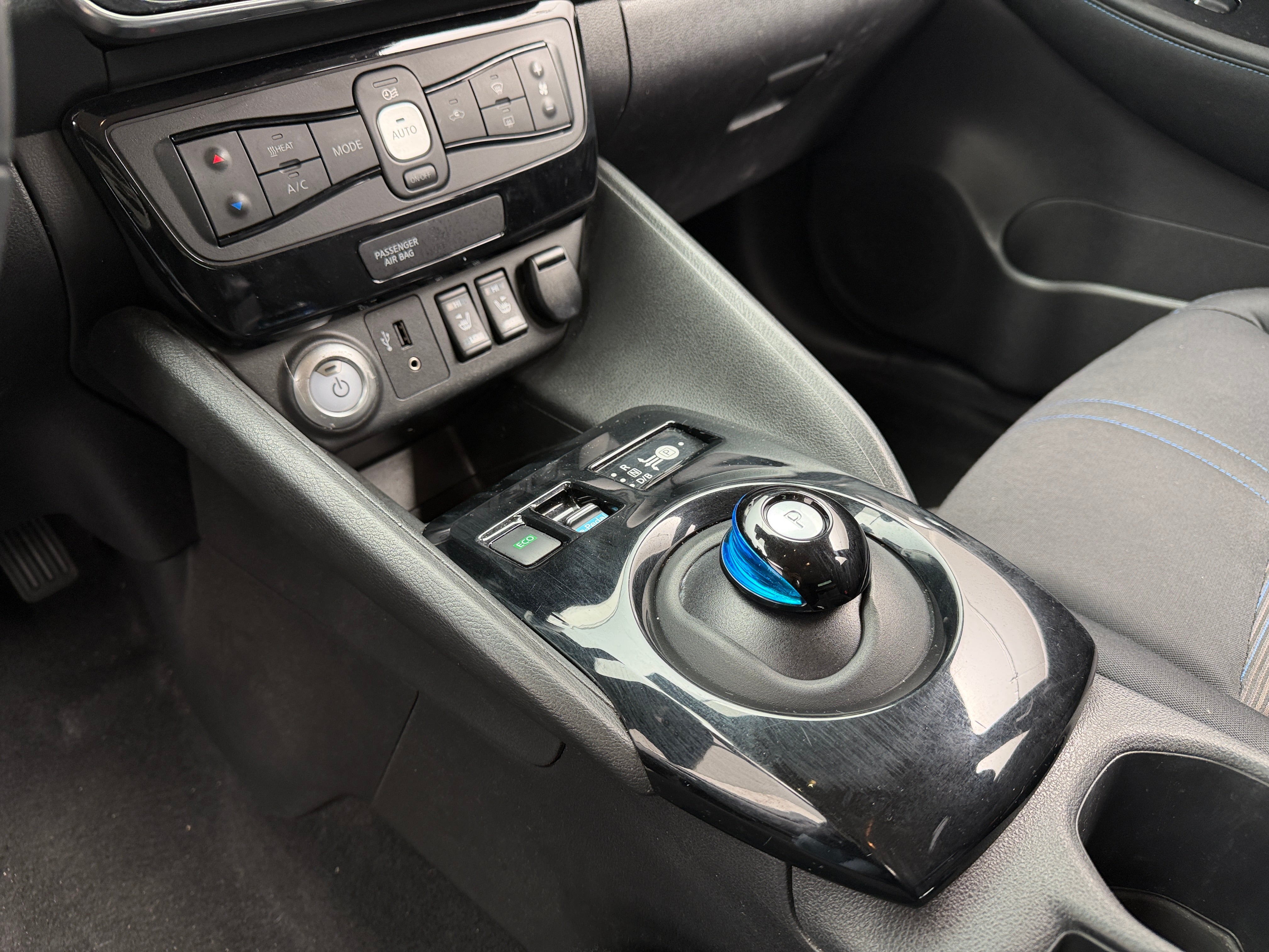 Used 2018 Nissan LEAF SV with VIN 1N4AZ1CP0JC309868 for sale in Oak Creek, WI