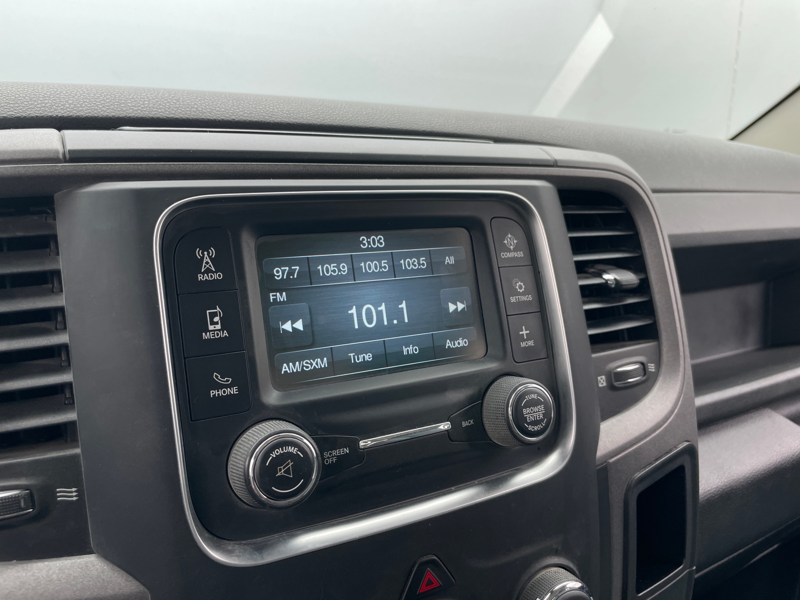 Thumbnail: 2019 RAM 1500 Classic - 4