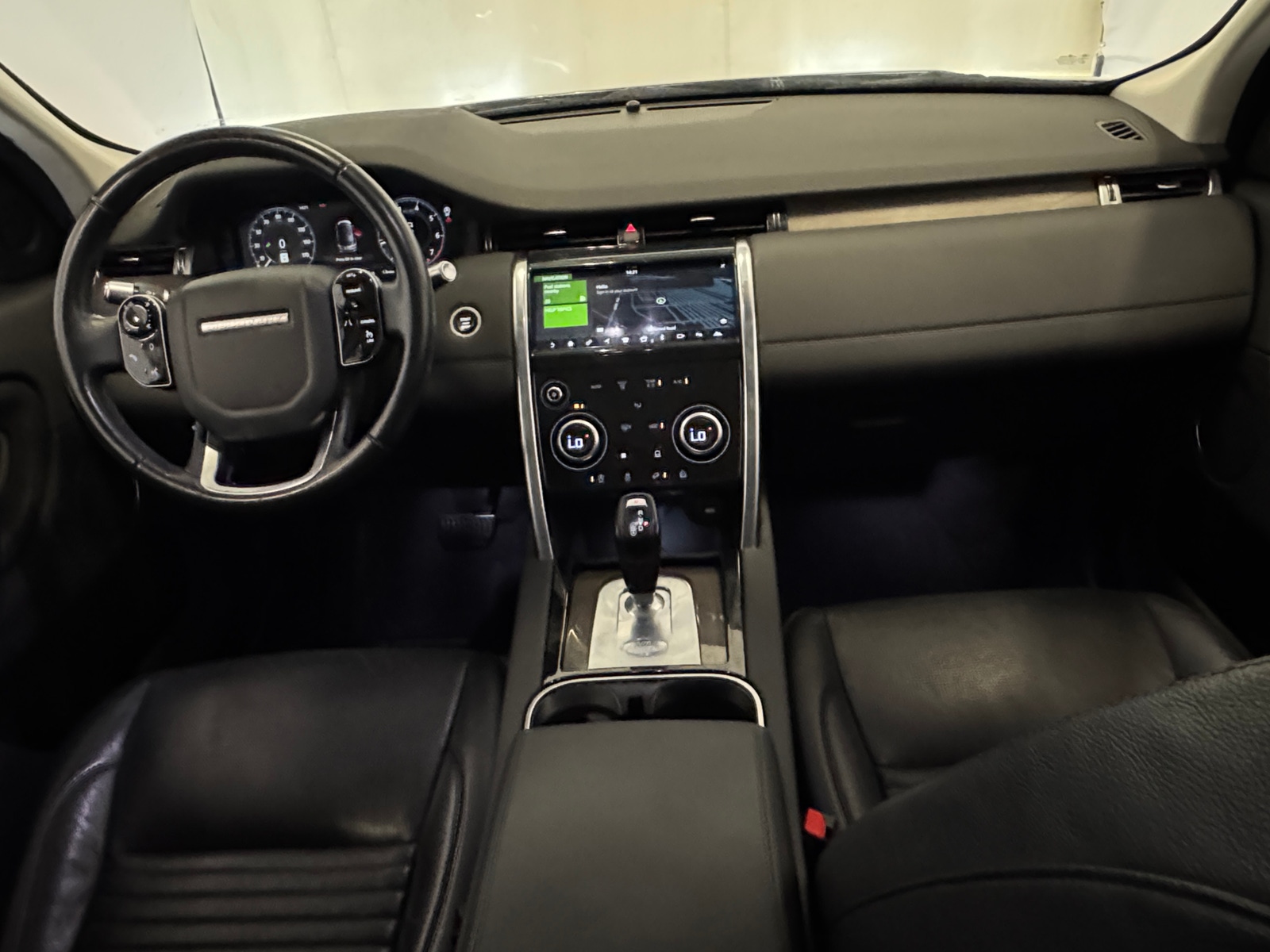 Thumbnail: 2020 Land Rover Discovery Sport - 3