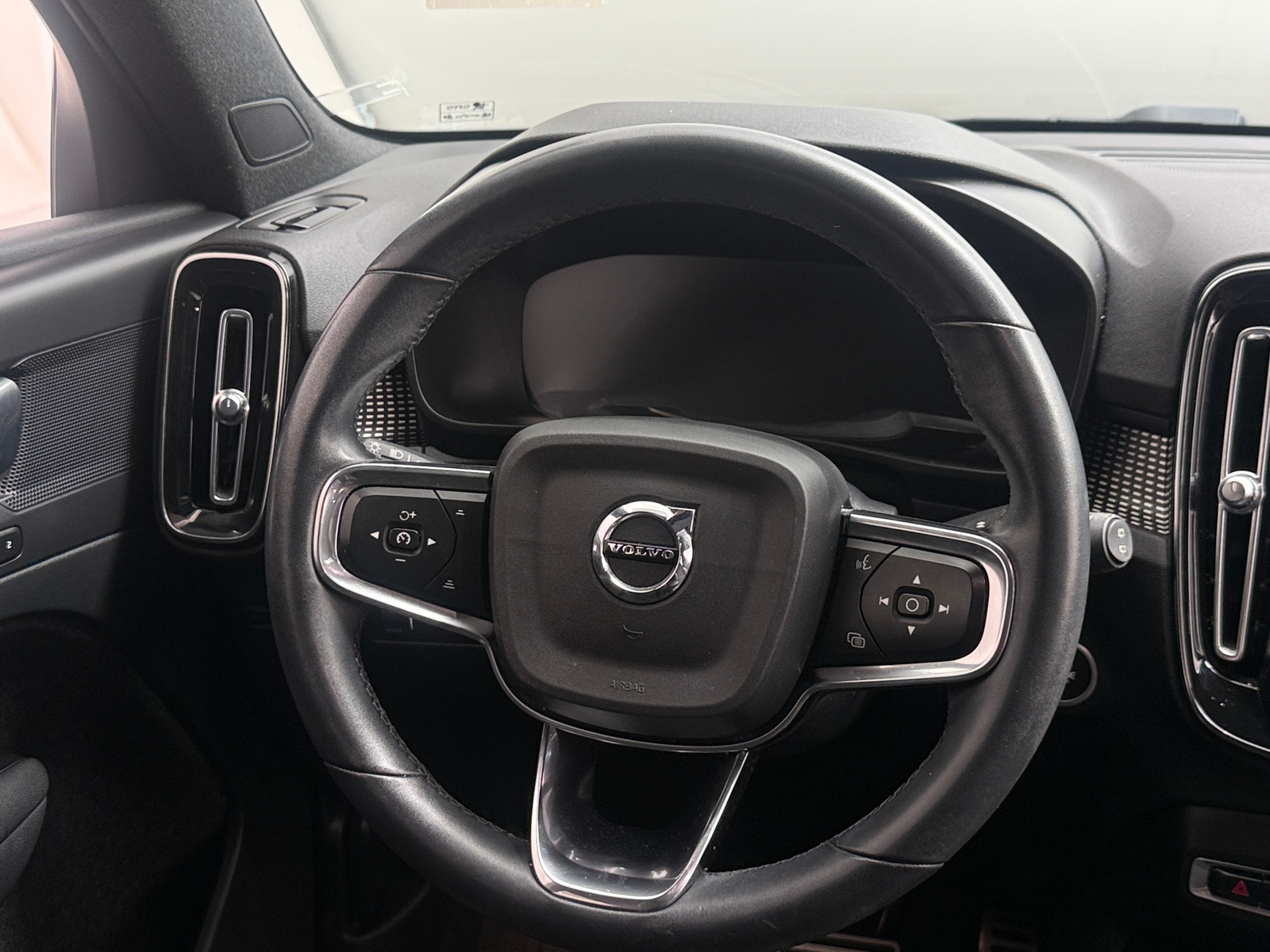 Thumbnail: 2022 Volvo XC40 - 4
