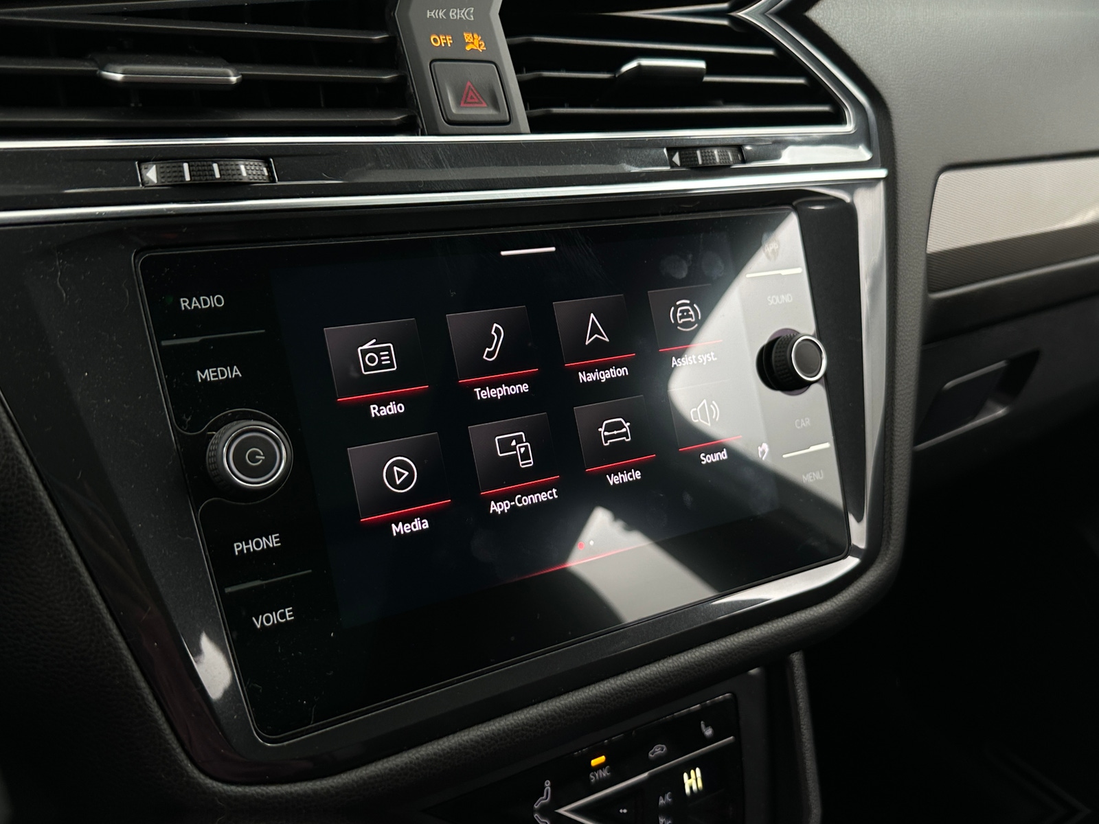 Thumbnail: 2022 Volkswagen Tiguan - 4