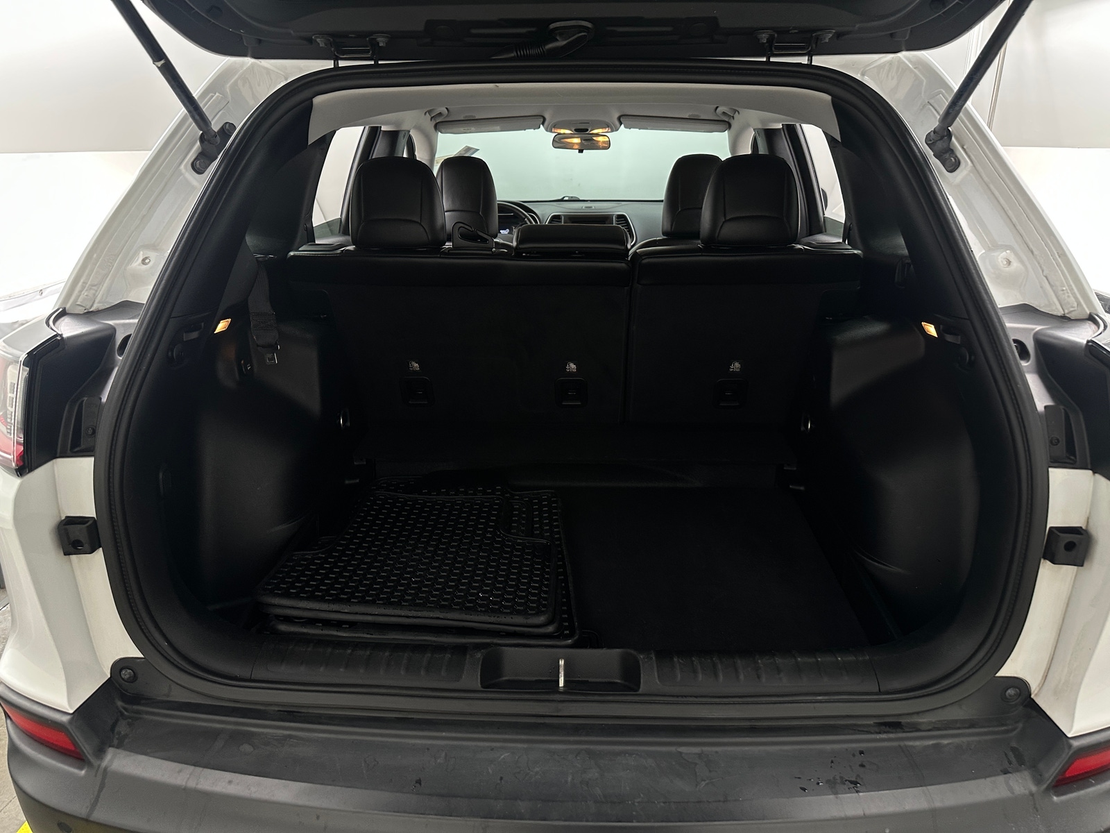 Thumbnail: 2019 Jeep Cherokee - 7