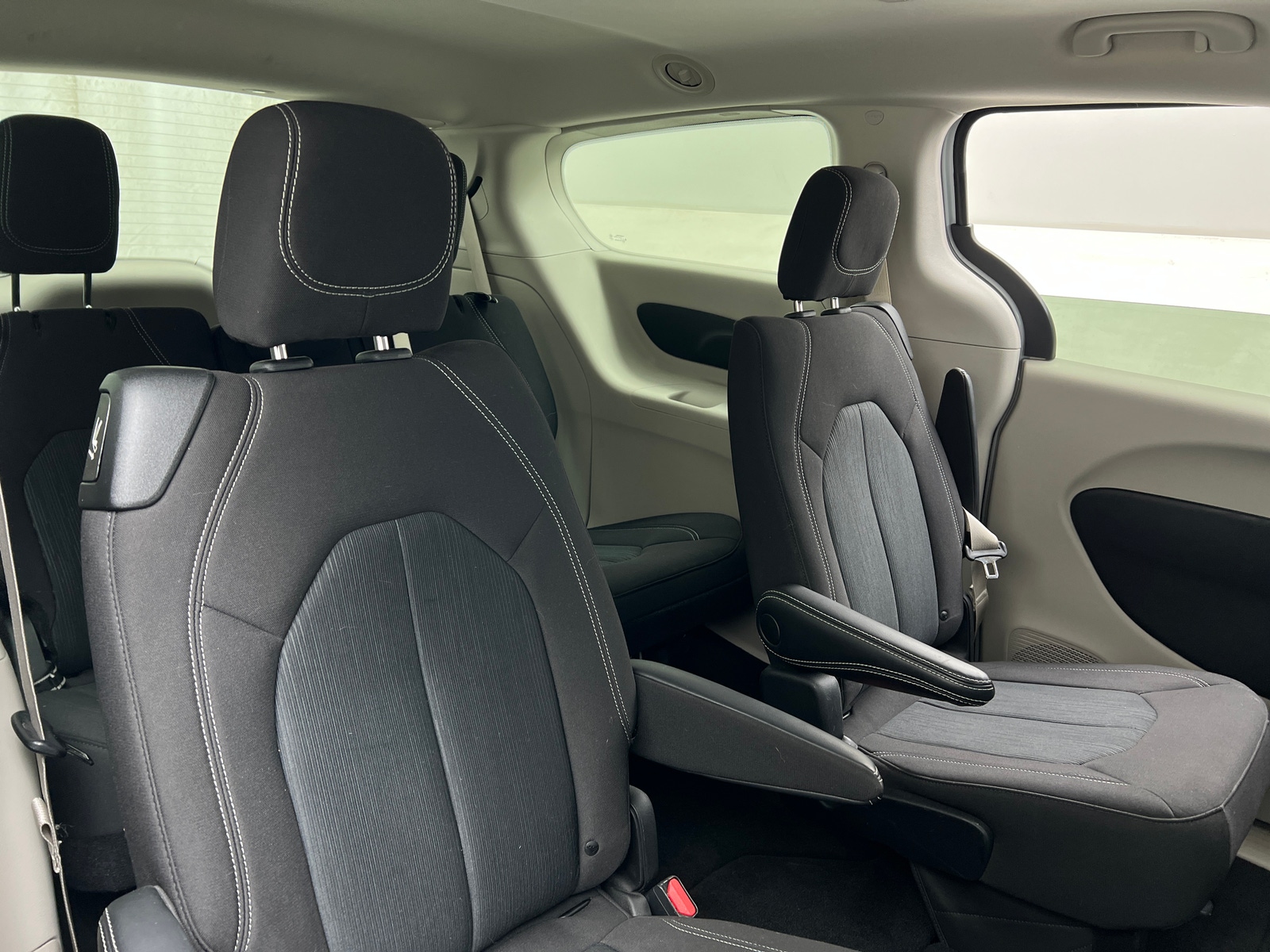 Thumbnail: 2022 Chrysler Voyager - 6