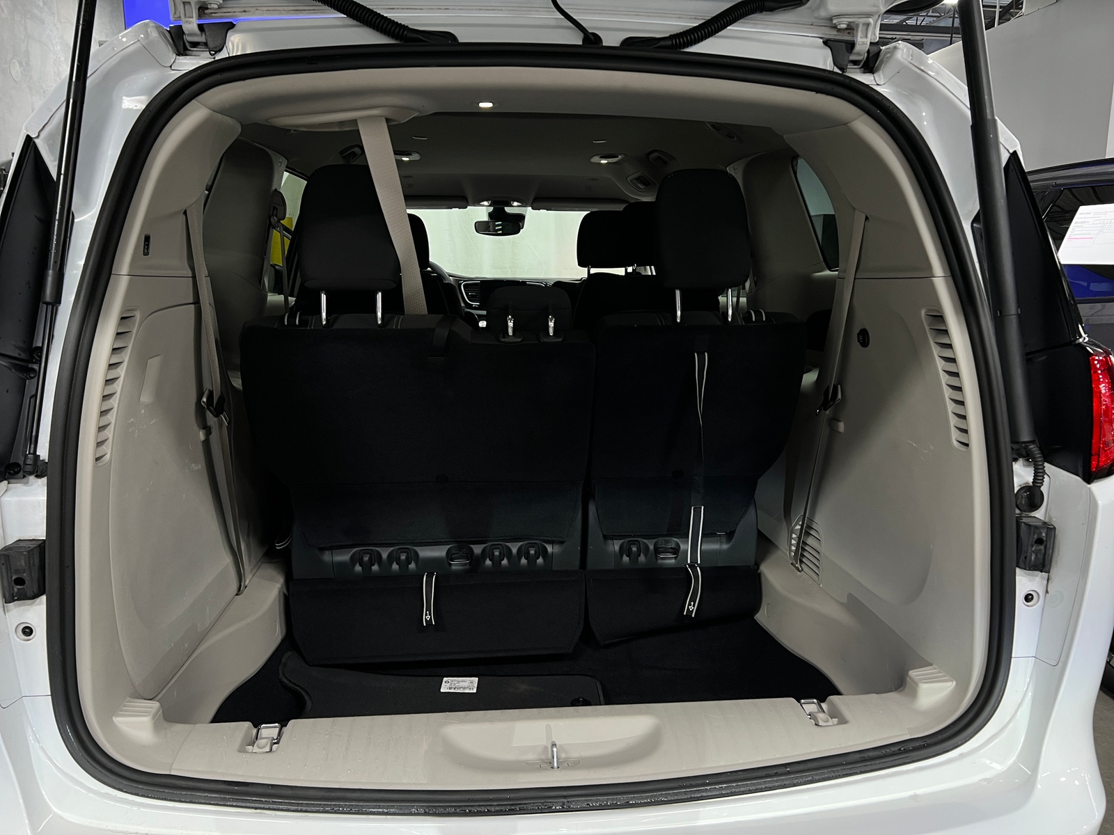 Thumbnail: 2022 Chrysler Voyager - 7