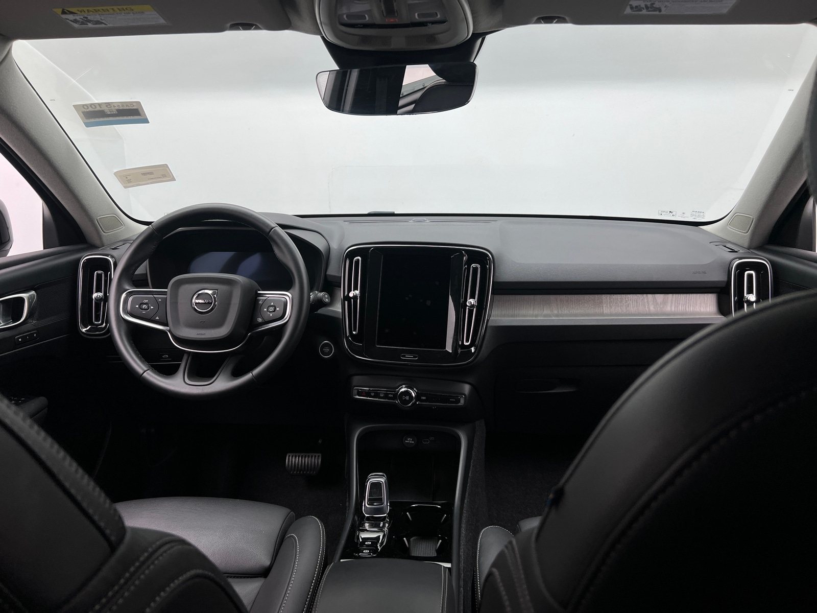 Thumbnail: 2026 Volvo XC40 - 2