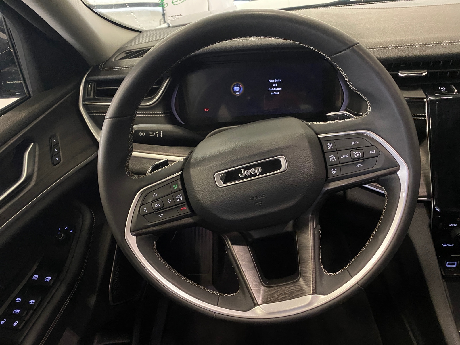 Thumbnail: 2023 Jeep Grand Cherokee L - 4