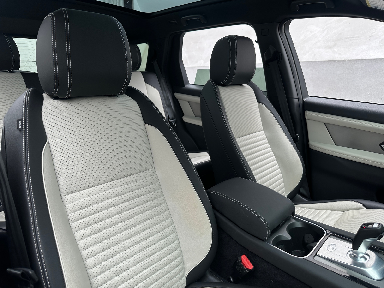 Thumbnail: 2023 Land Rover Discovery Sport - 2