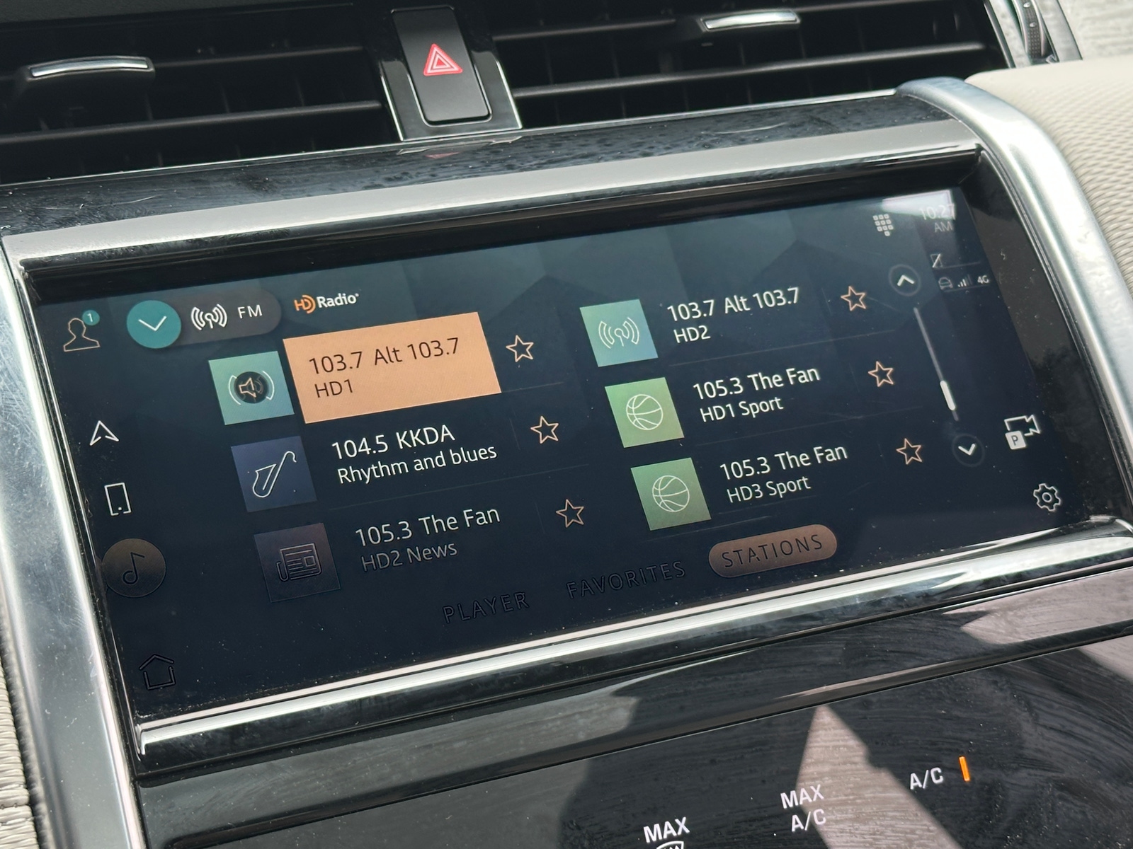 Thumbnail: 2023 Land Rover Discovery Sport - 4