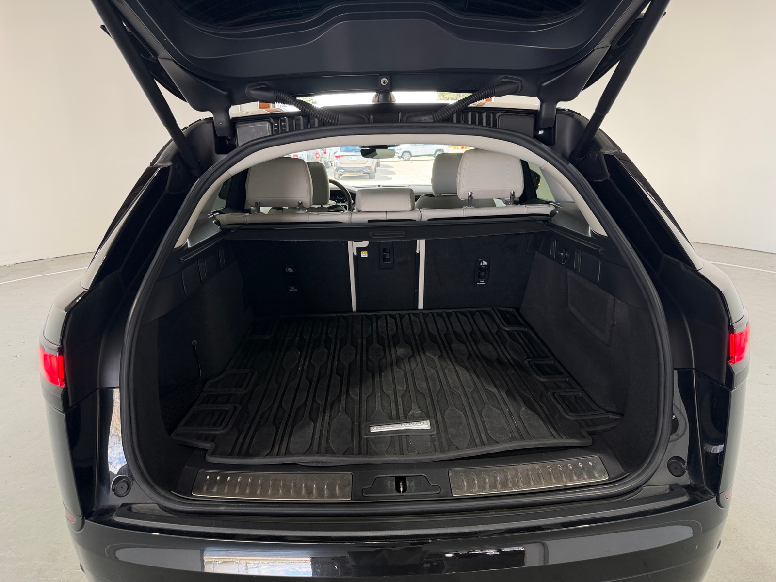 Thumbnail: 2021 Land Rover Range Rover Velar - 6