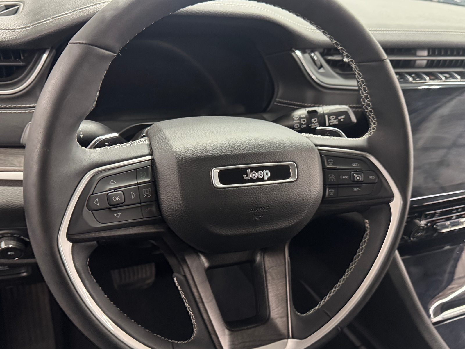 Thumbnail: 2023 Jeep Grand Cherokee L - 4
