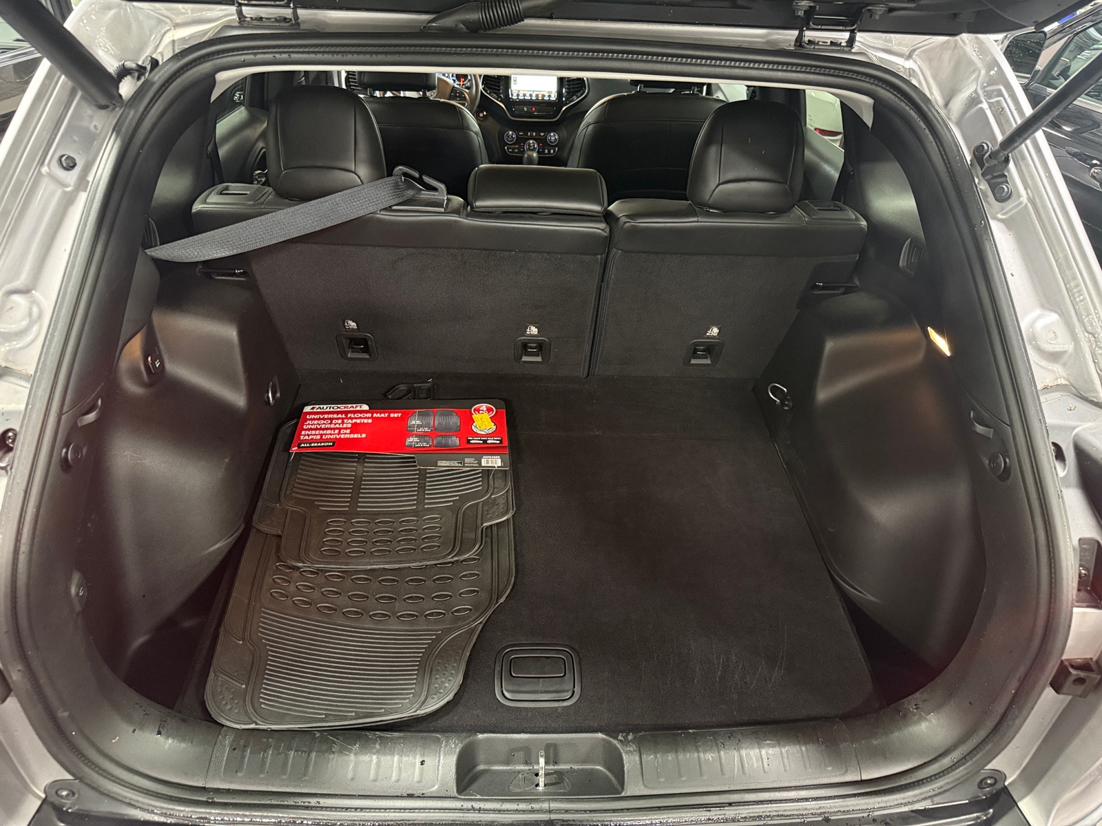 Thumbnail: 2019 Jeep Cherokee - 6