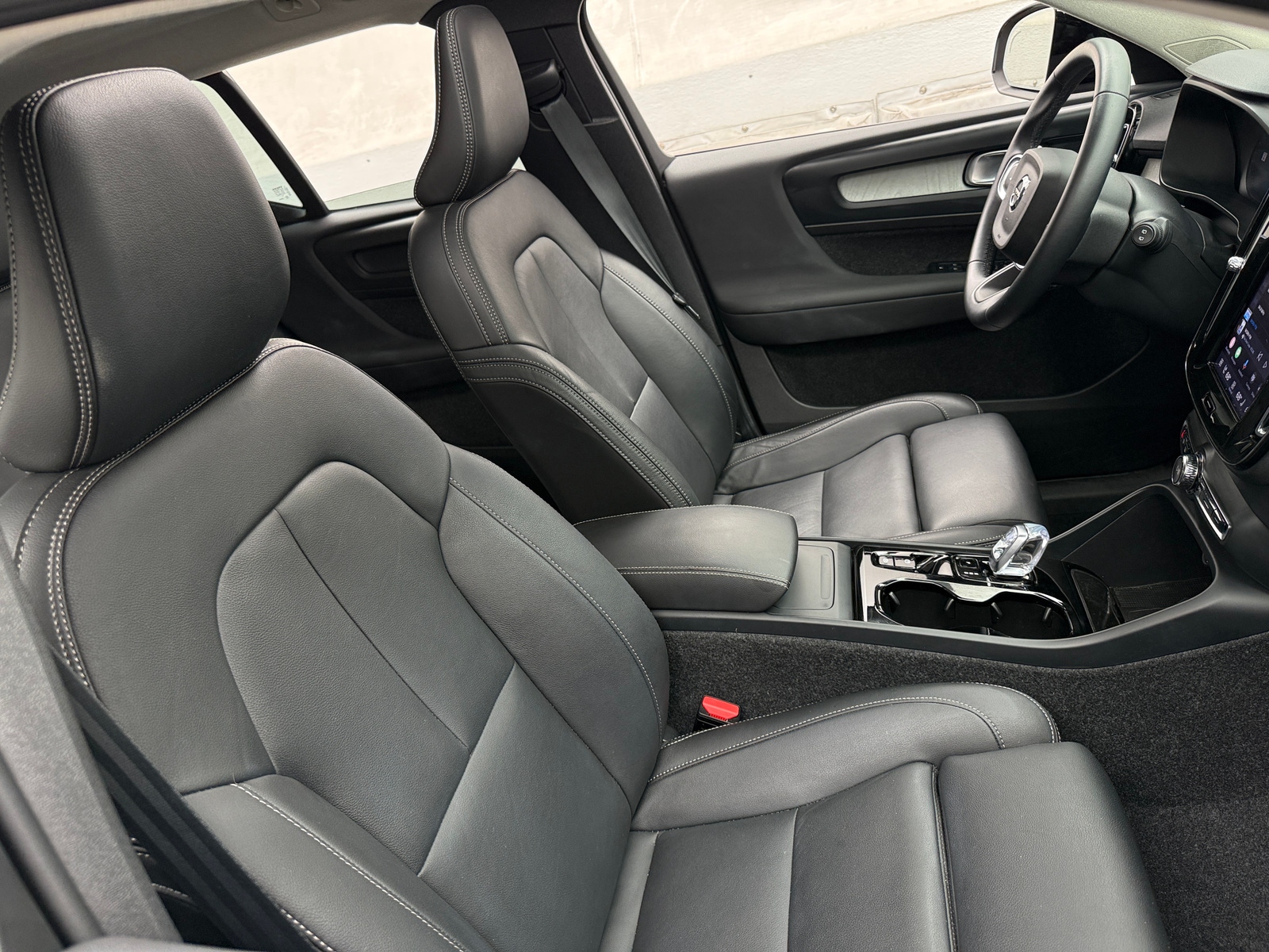 Thumbnail: 2026 Volvo XC40 - 2