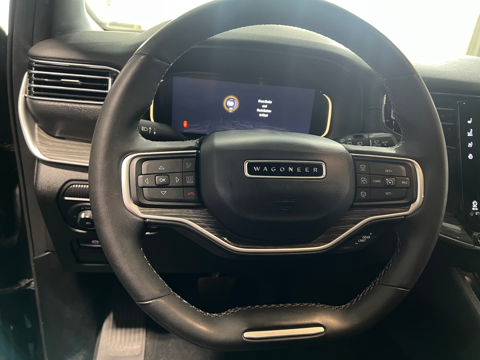 Thumbnail: 2022 Jeep Wagoneer - 4