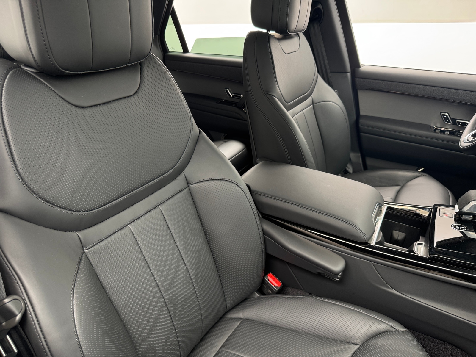 Thumbnail: 2026 Land Rover Range Rover Sport - 2