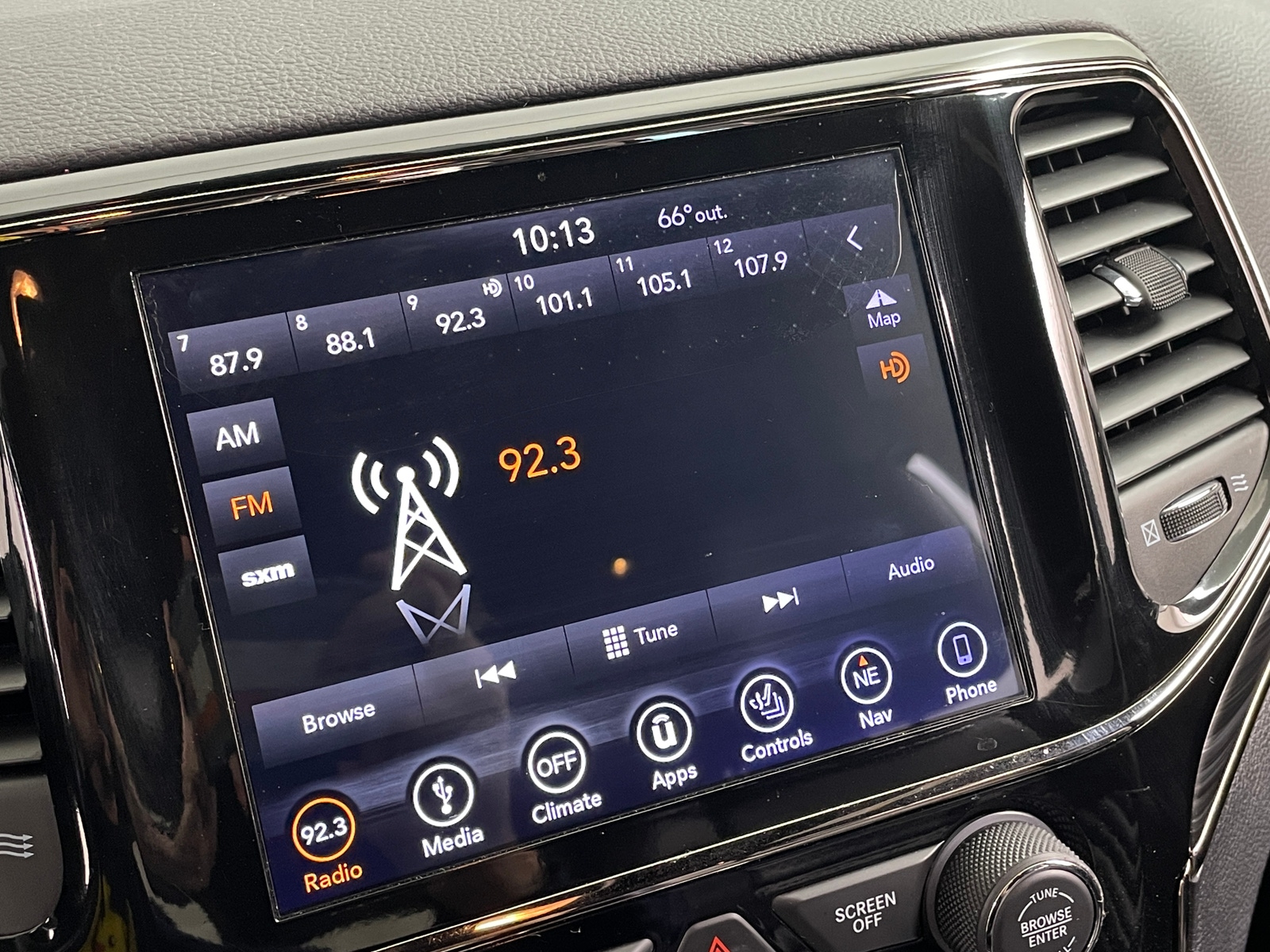 Thumbnail: 2019 Jeep Grand Cherokee - 3
