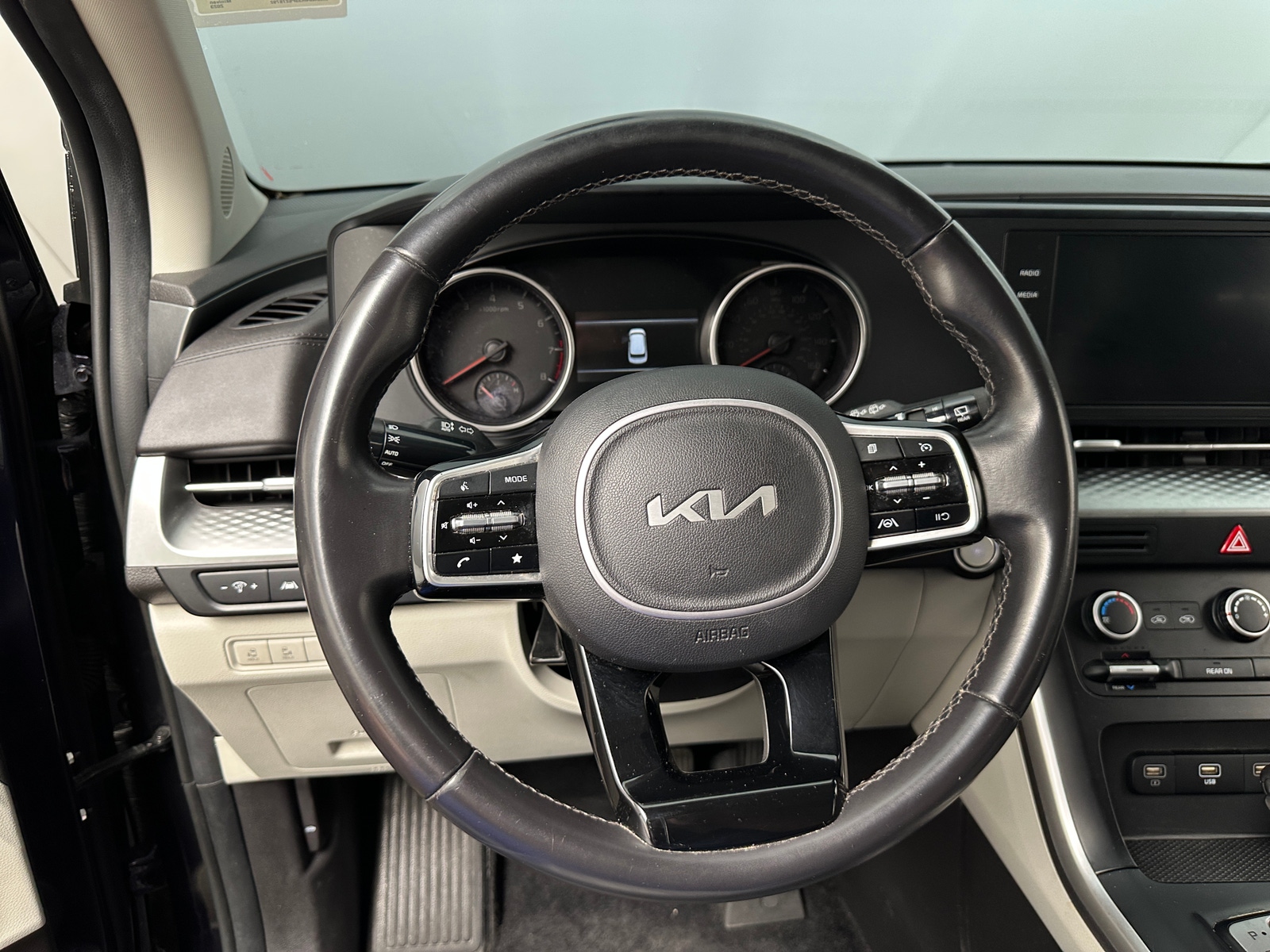 Thumbnail: 2023 Kia Carnival - 4