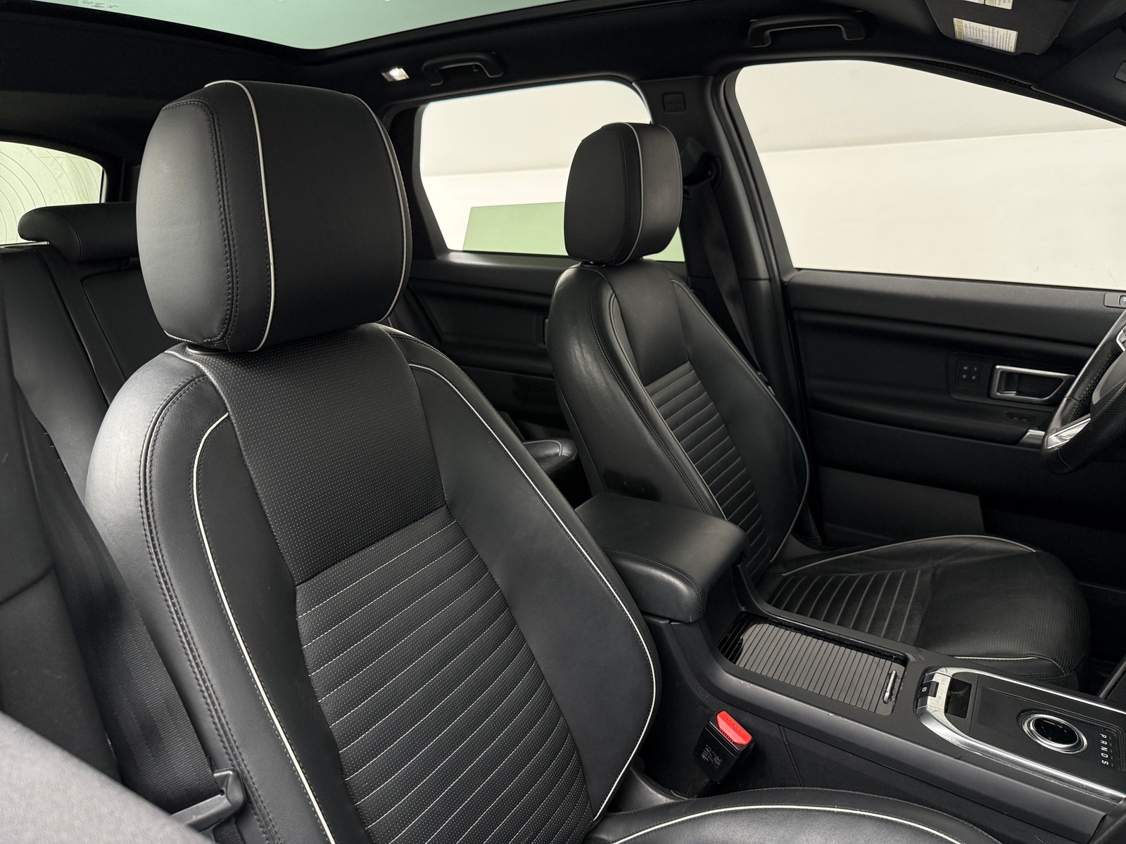 Thumbnail: 2018 Land Rover Discovery Sport - 2