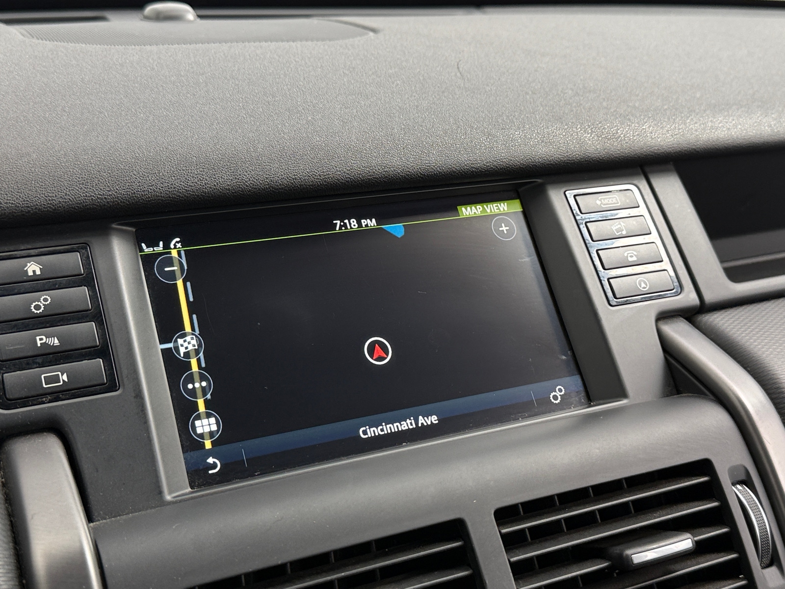 Thumbnail: 2018 Land Rover Discovery Sport - 4