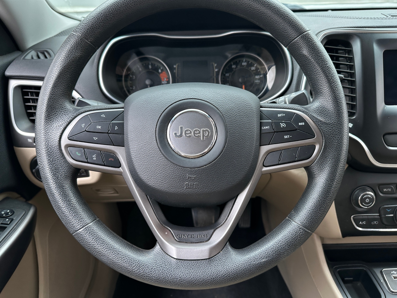 Thumbnail: 2019 Jeep Cherokee - 5