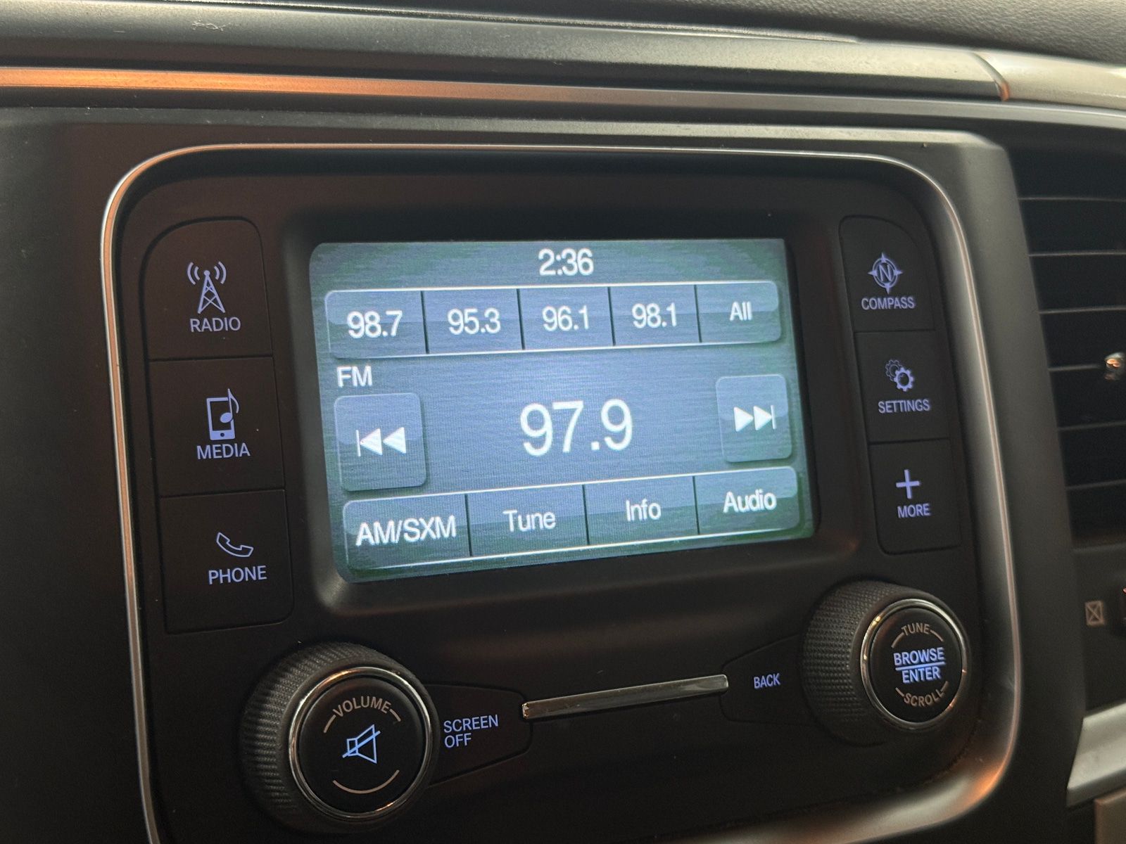 Thumbnail: 2019 RAM 1500 Classic - 4