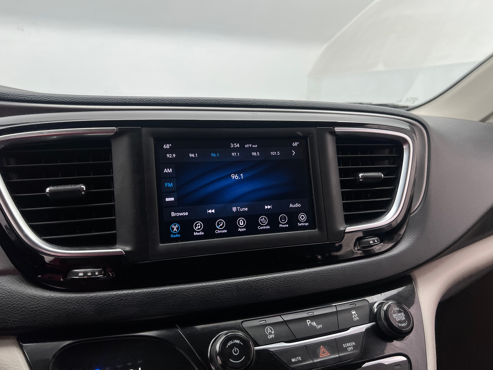 Thumbnail: 2020 Chrysler Pacifica - 3