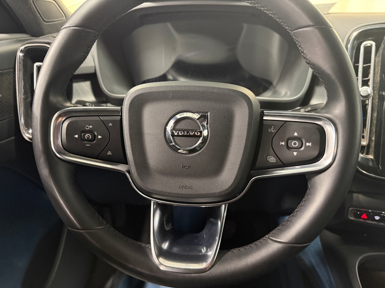 Thumbnail: 2023 Volvo C40 - 5