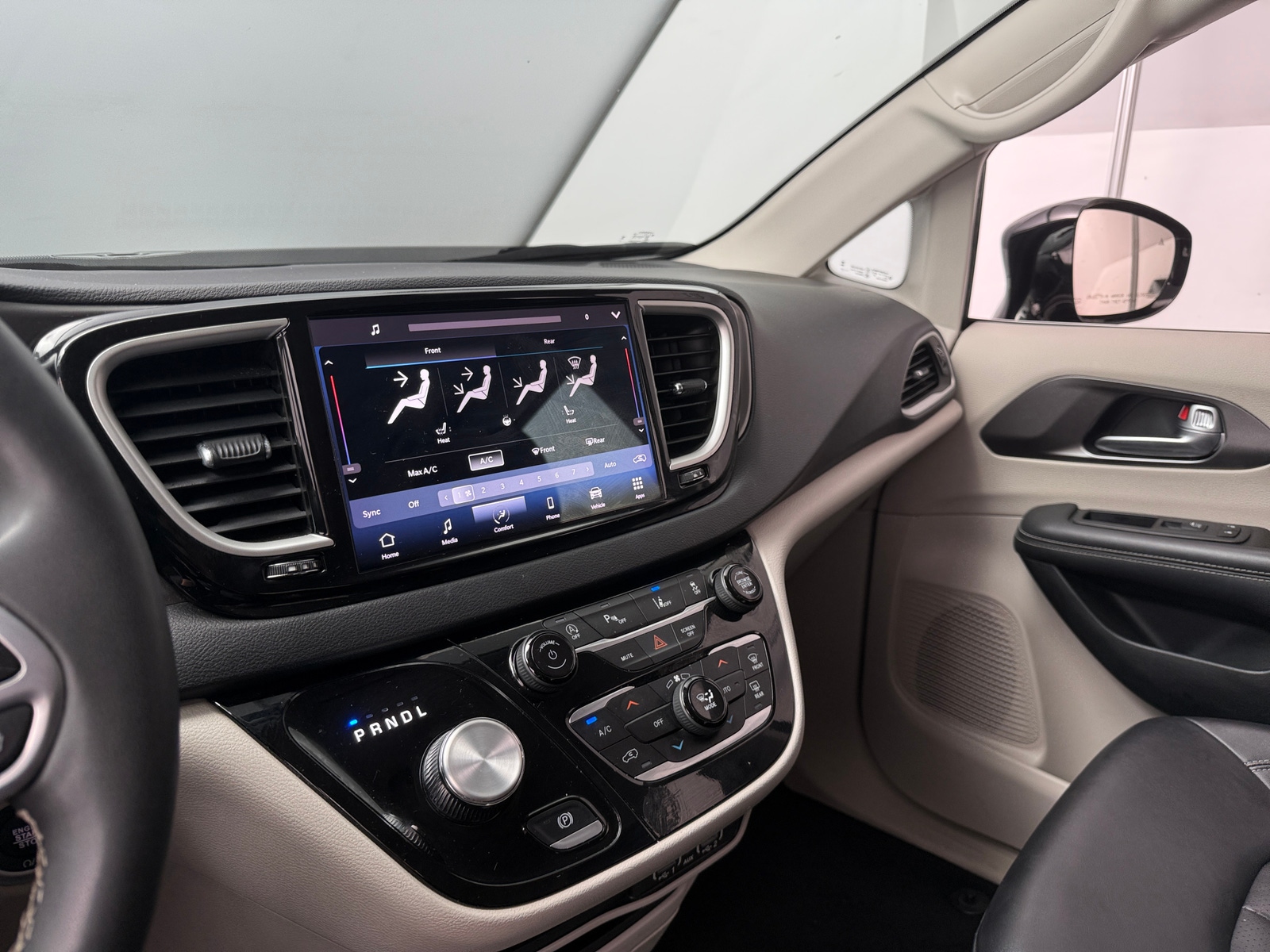 Thumbnail: 2024 Chrysler Pacifica - 3