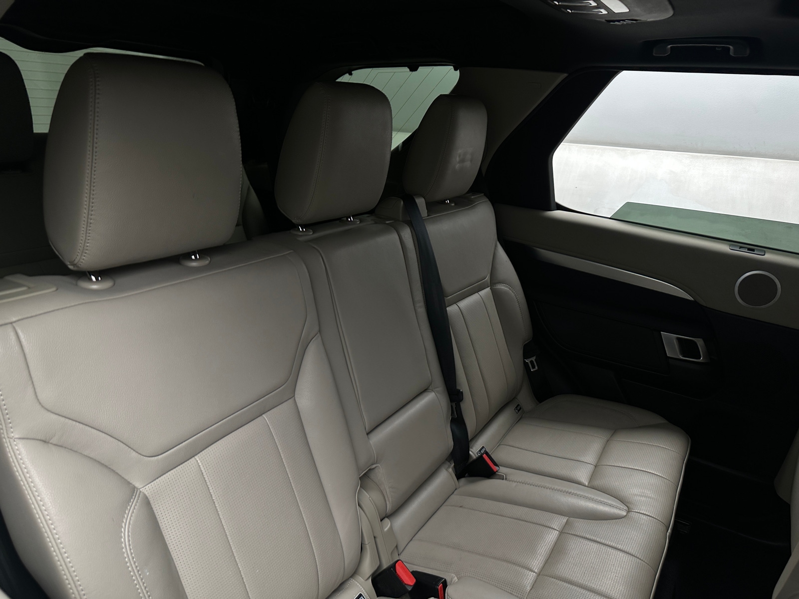 Thumbnail: 2020 Land Rover Discovery - 6