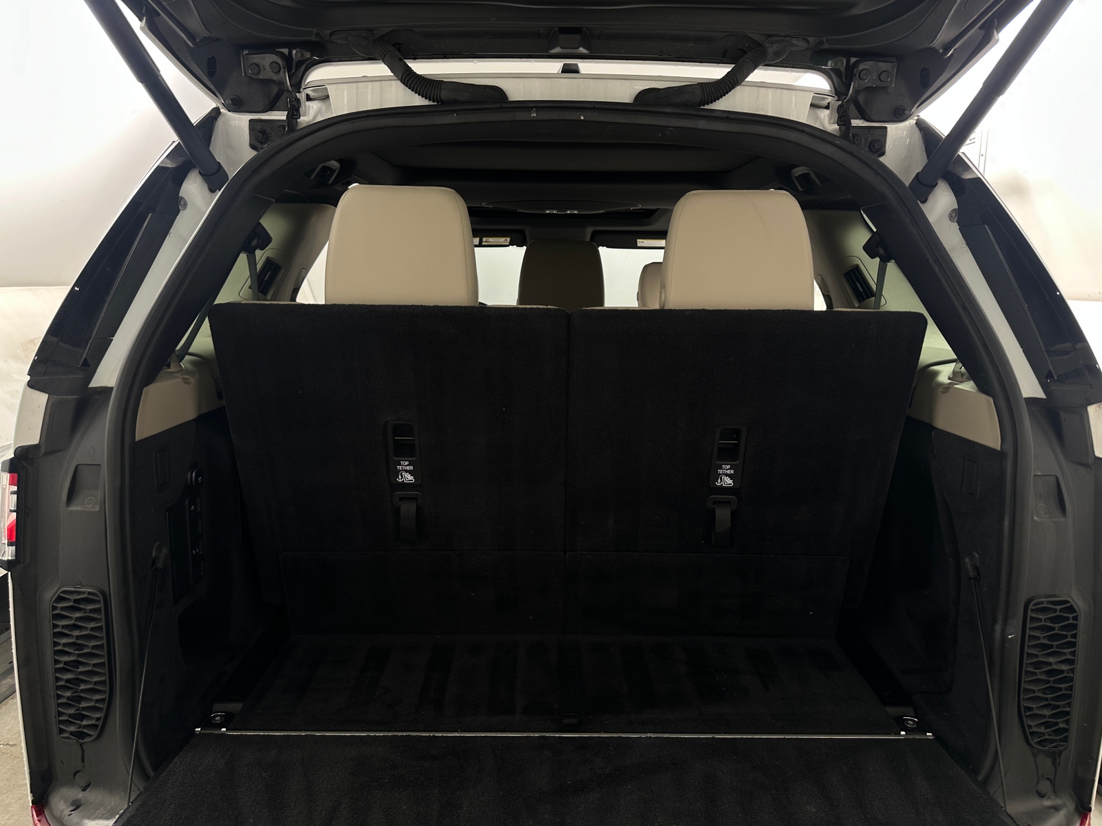 Thumbnail: 2020 Land Rover Discovery - 7