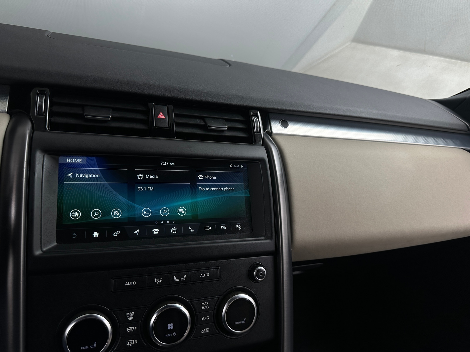 Thumbnail: 2020 Land Rover Discovery - 4