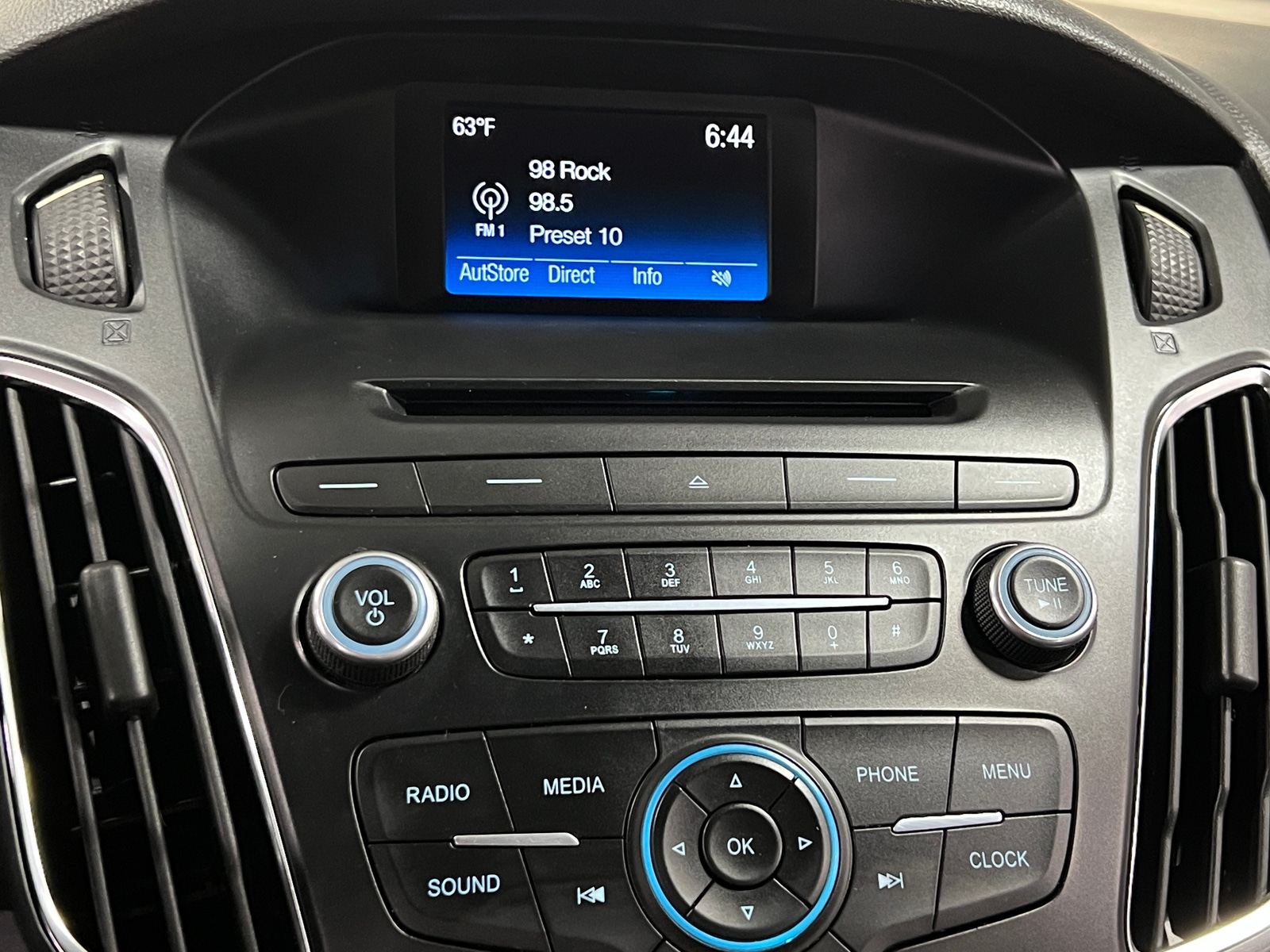 Thumbnail: 2015 Ford Focus - 4