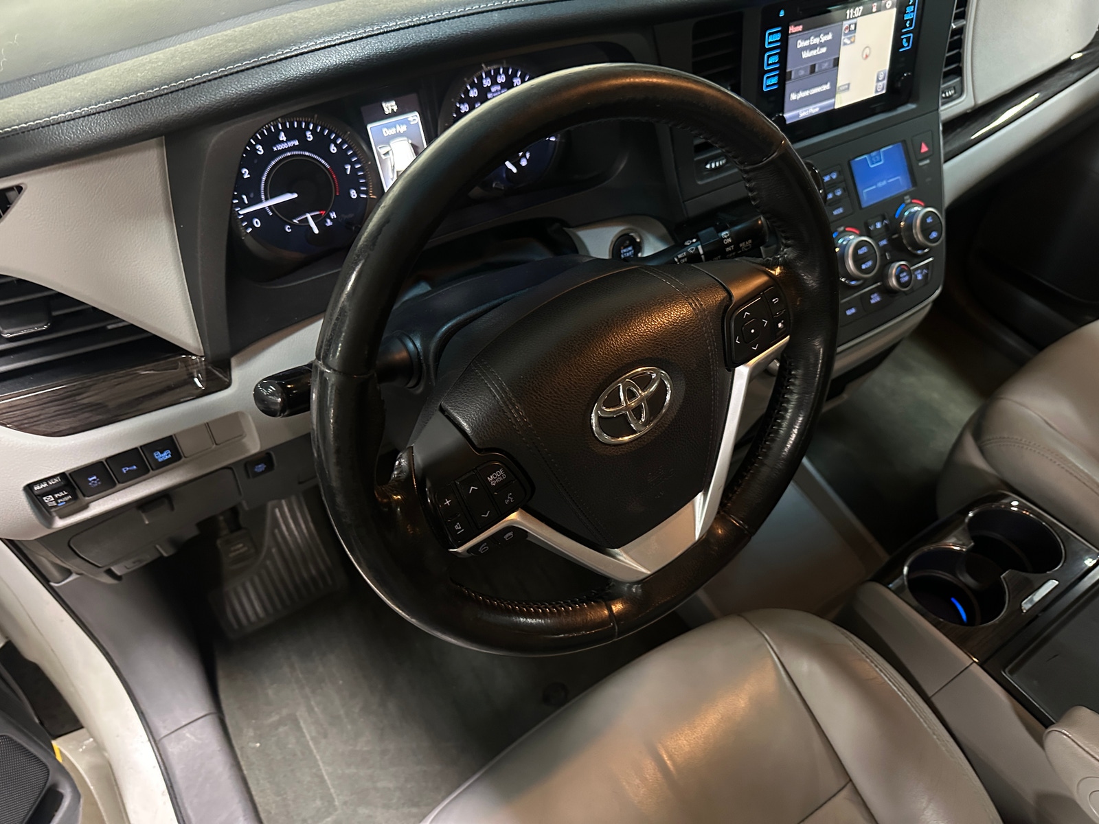 Thumbnail: 2016 Toyota Sienna - 5