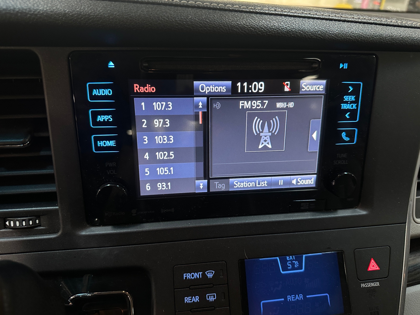 Thumbnail: 2016 Toyota Sienna - 4