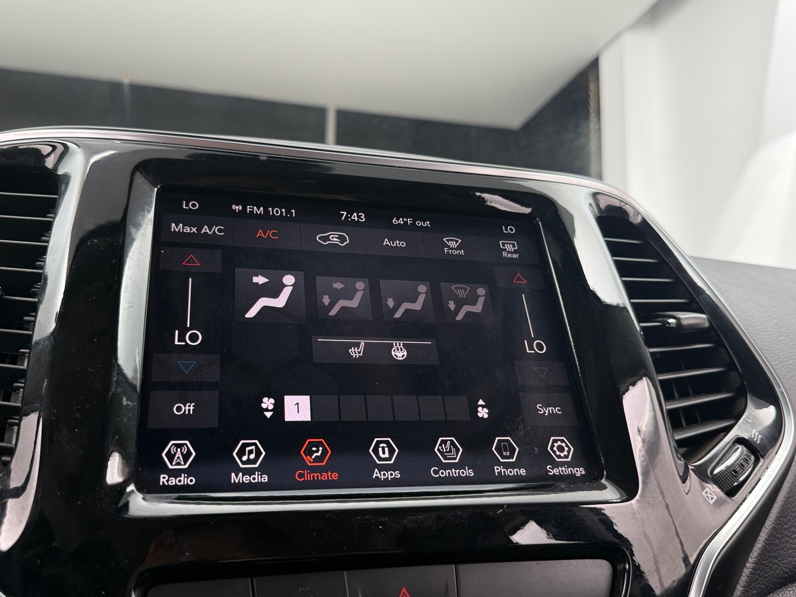 Thumbnail: 2020 Jeep Cherokee - 3