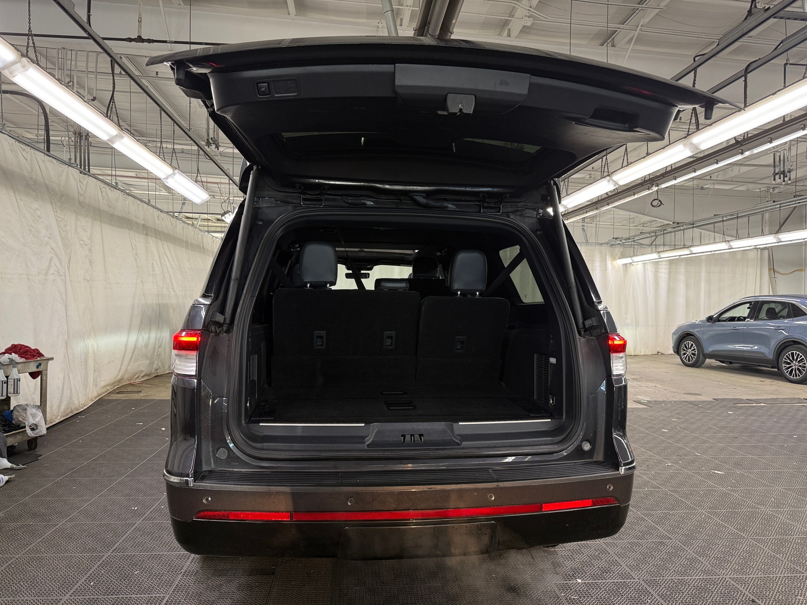 Thumbnail: 2022 Lincoln Navigator L - 6