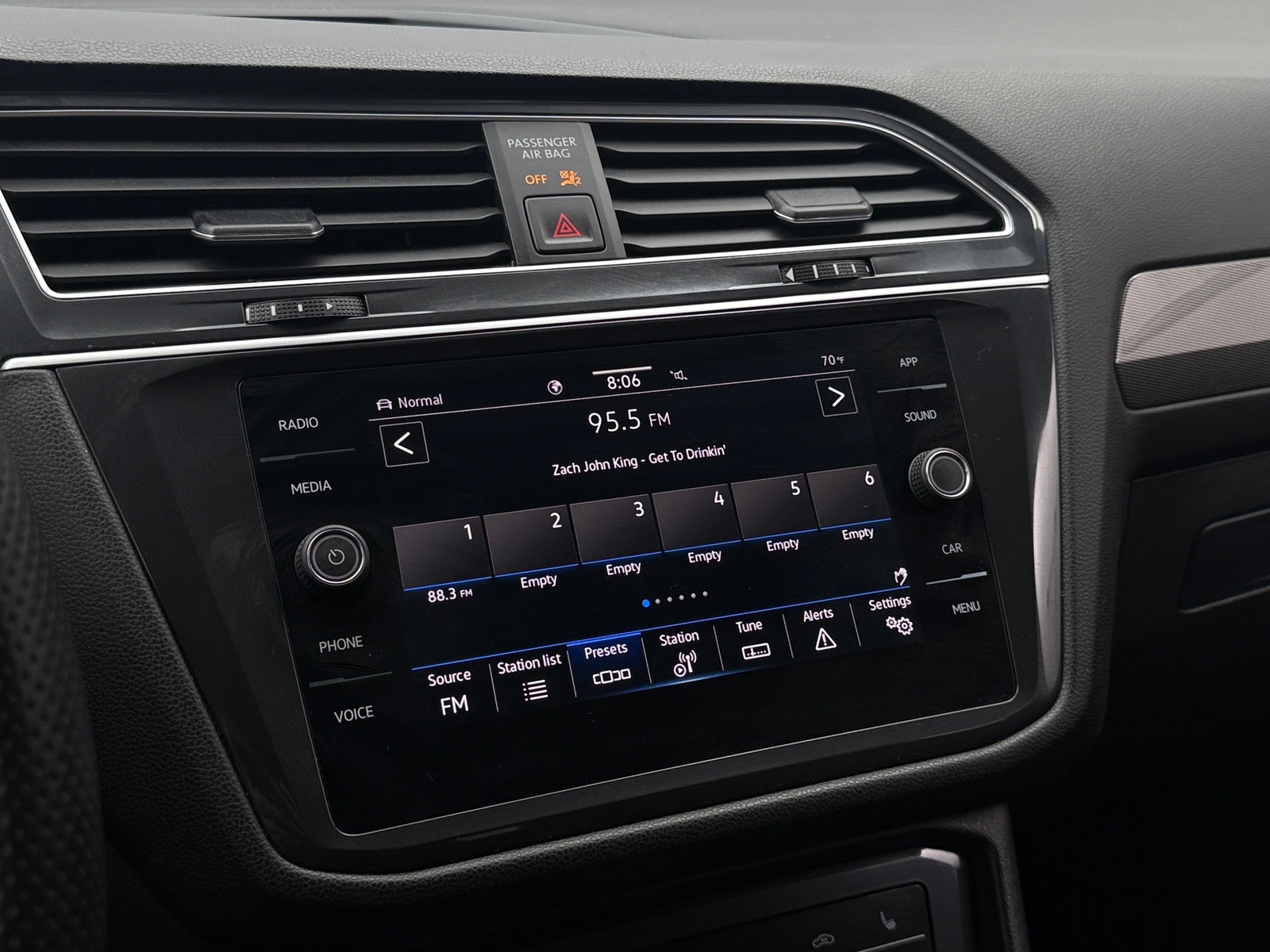 Thumbnail: 2024 Volkswagen Tiguan - 4