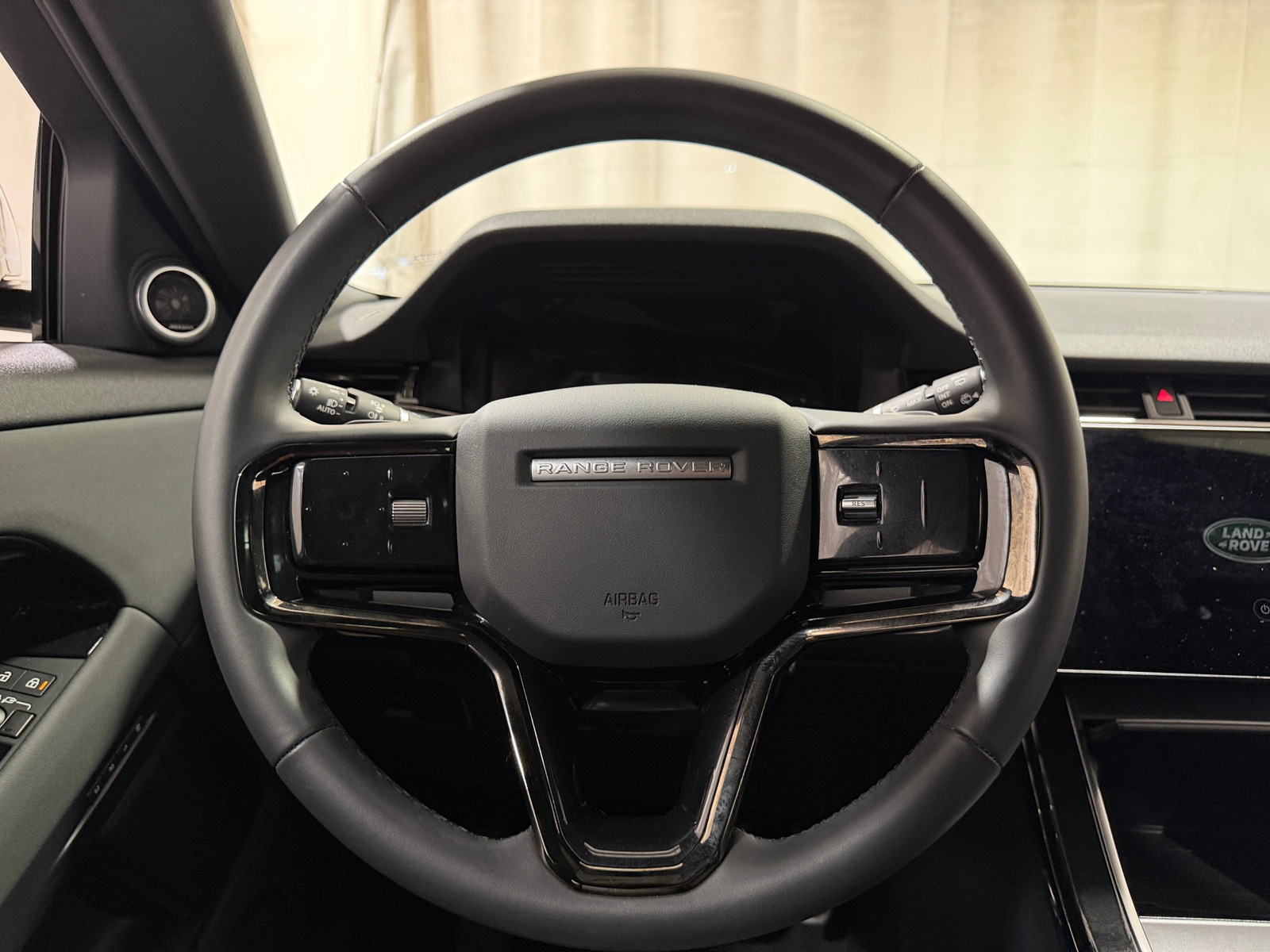Thumbnail: 2024 Land Rover Range Rover Evoque - 4