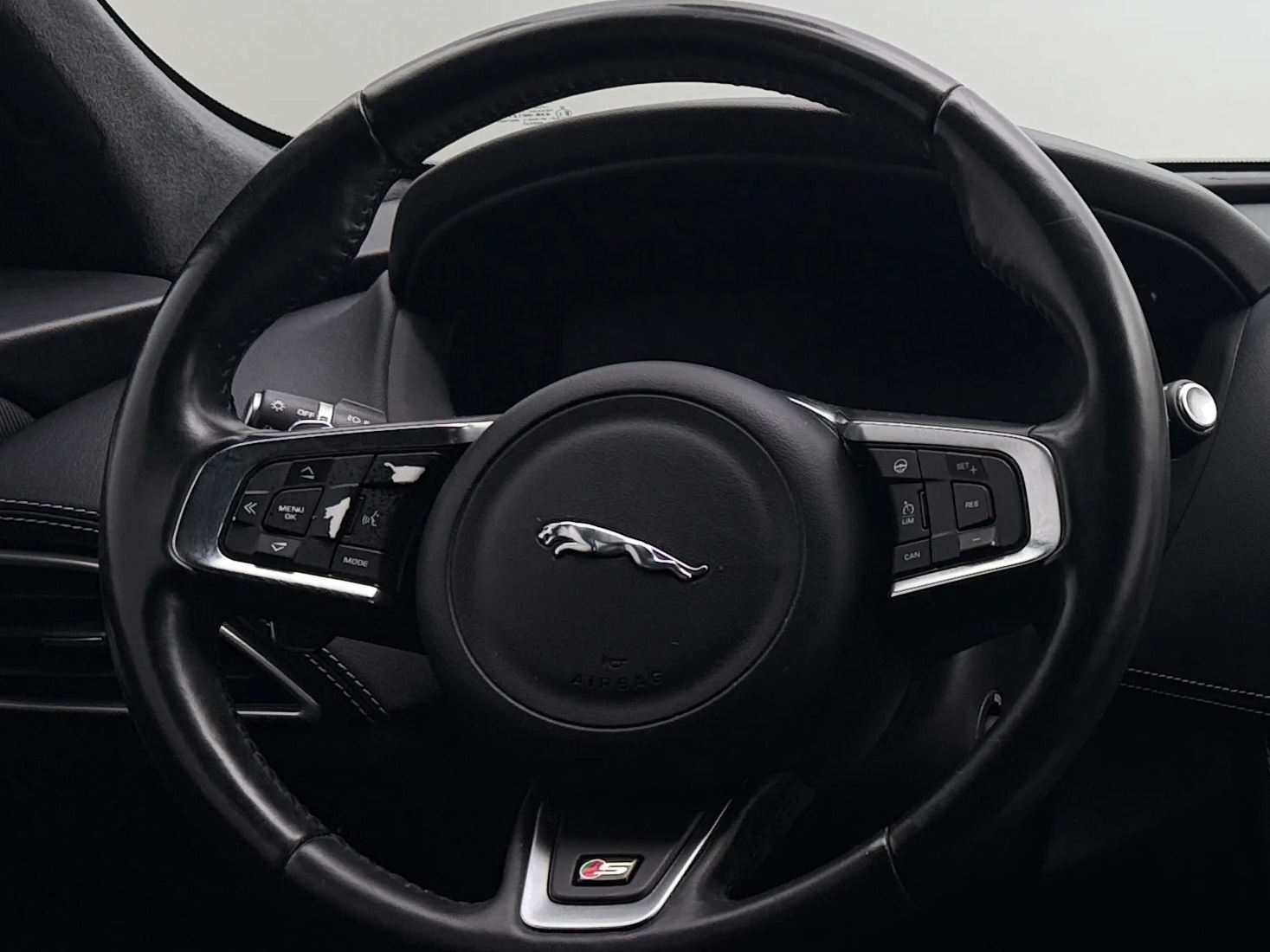 Thumbnail: 2017 Jaguar F-Pace - 4