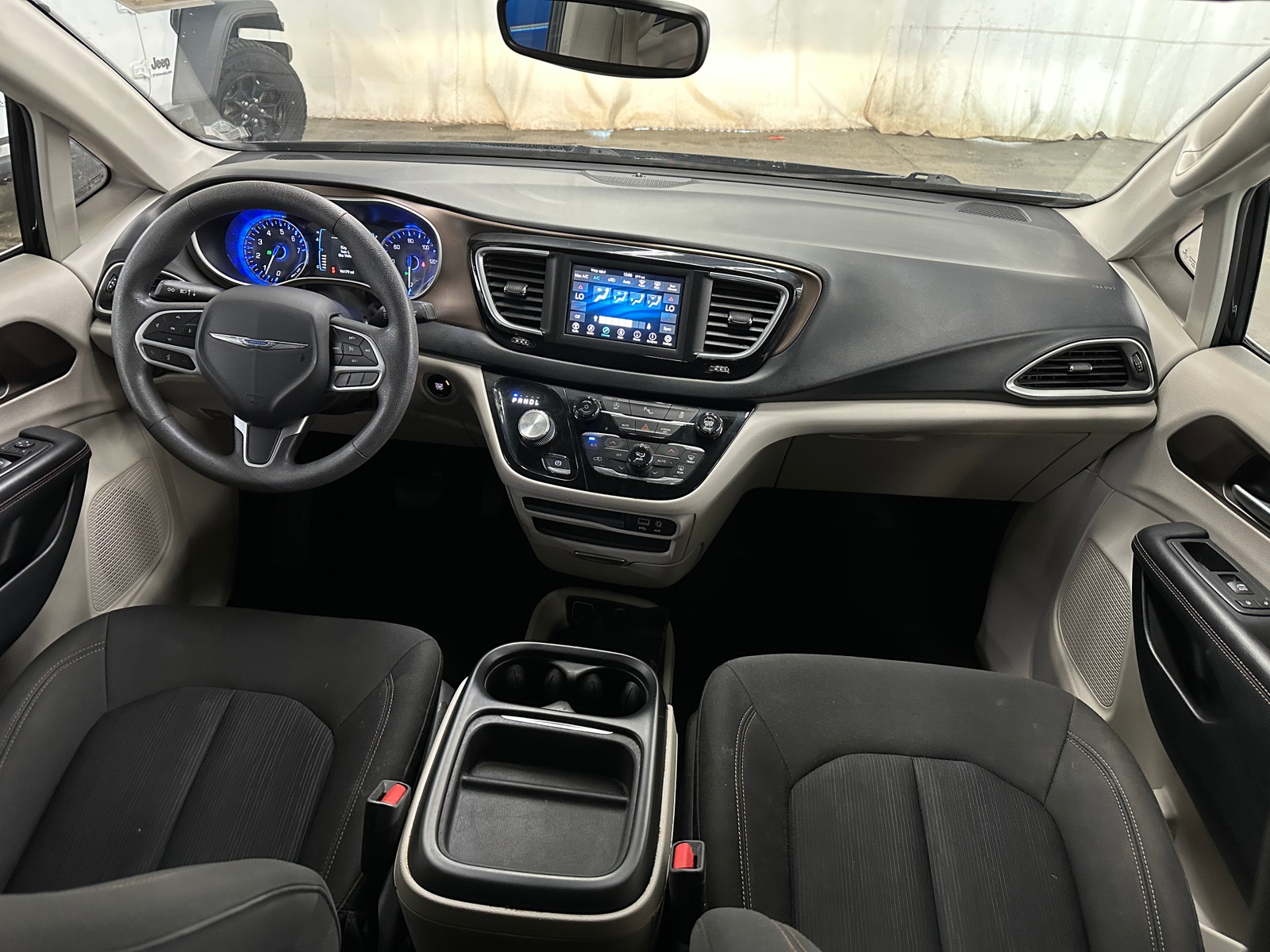 Thumbnail: 2018 Chrysler Pacifica - 3