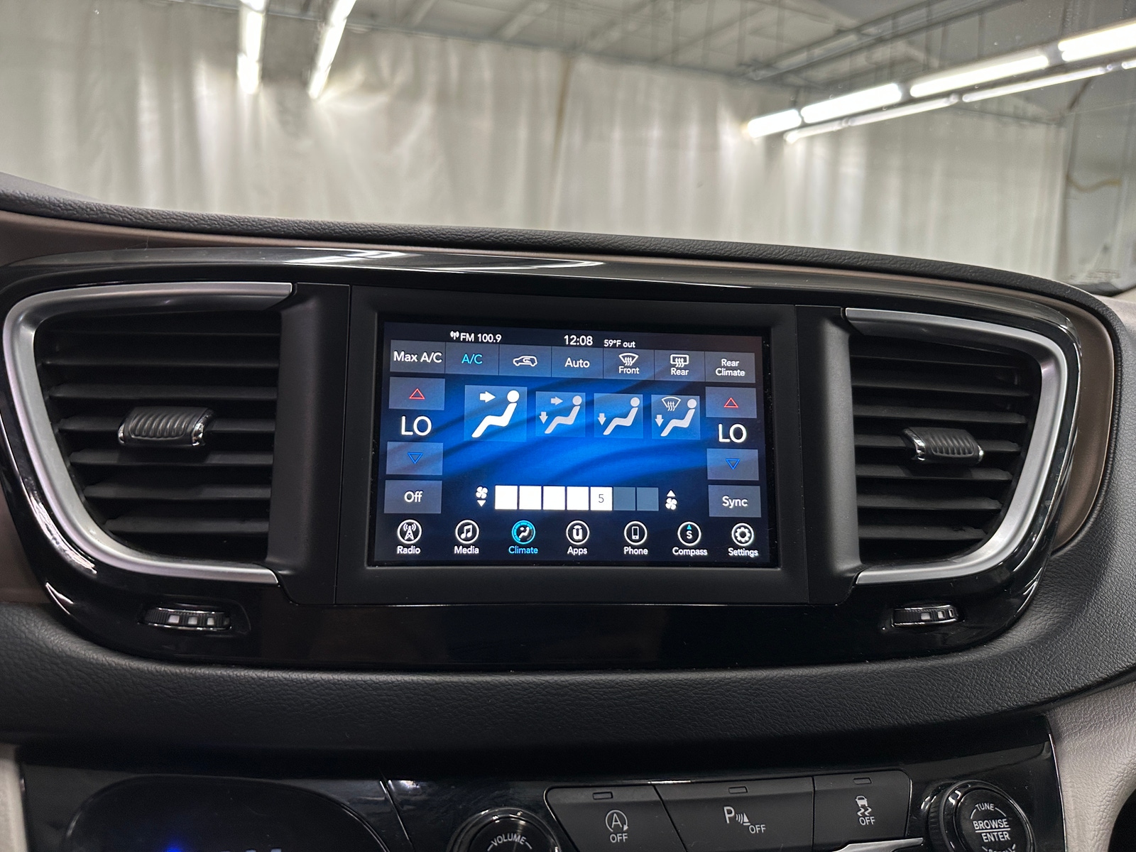 Thumbnail: 2018 Chrysler Pacifica - 4