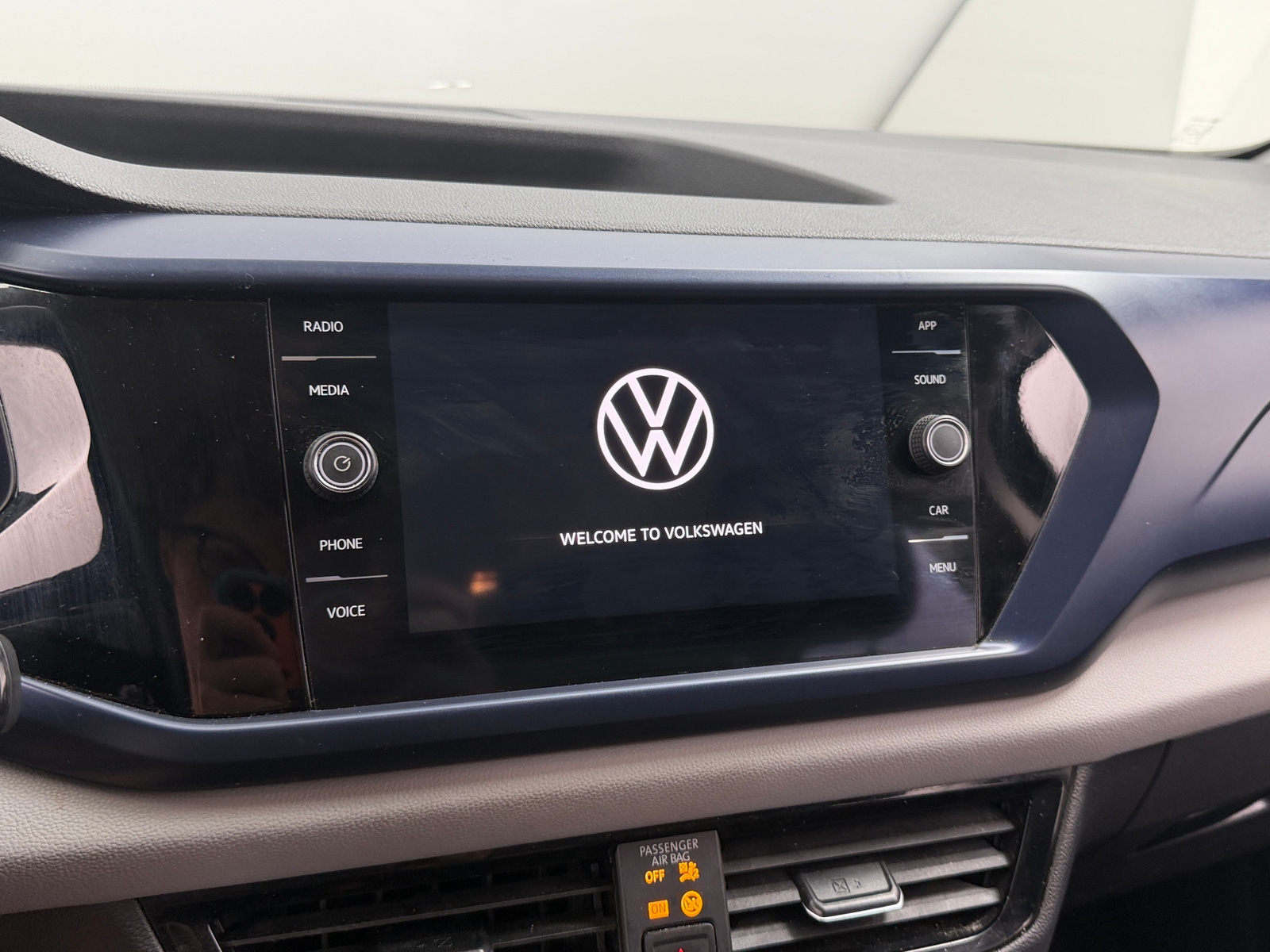 Thumbnail: 2022 Volkswagen Taos - 4