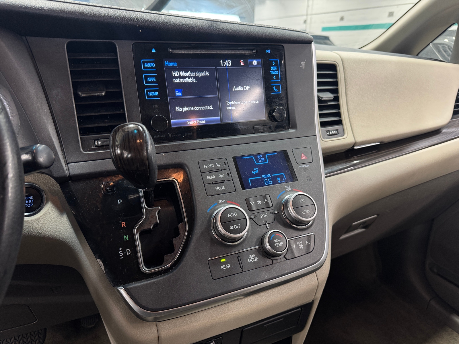 Thumbnail: 2017 Toyota Sienna - 3