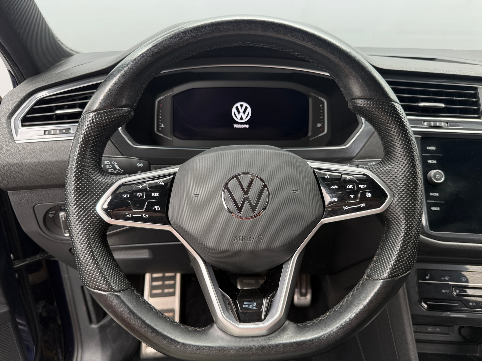Thumbnail: 2023 Volkswagen Tiguan - 4