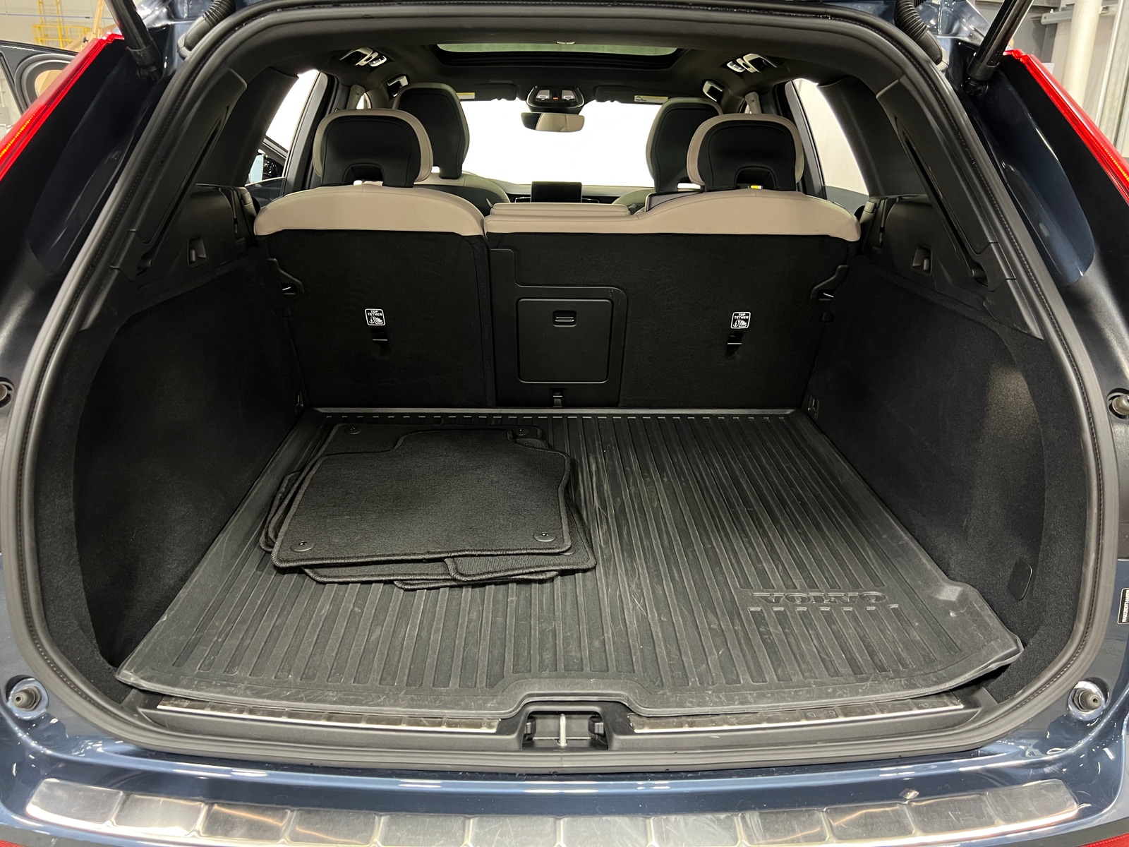 Thumbnail: 2026 Volvo XC60 - 6
