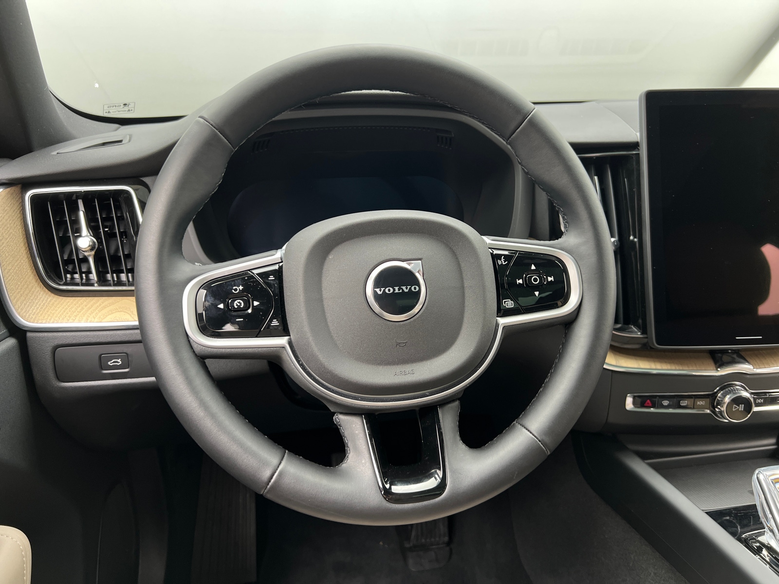 Thumbnail: 2026 Volvo XC60 - 4